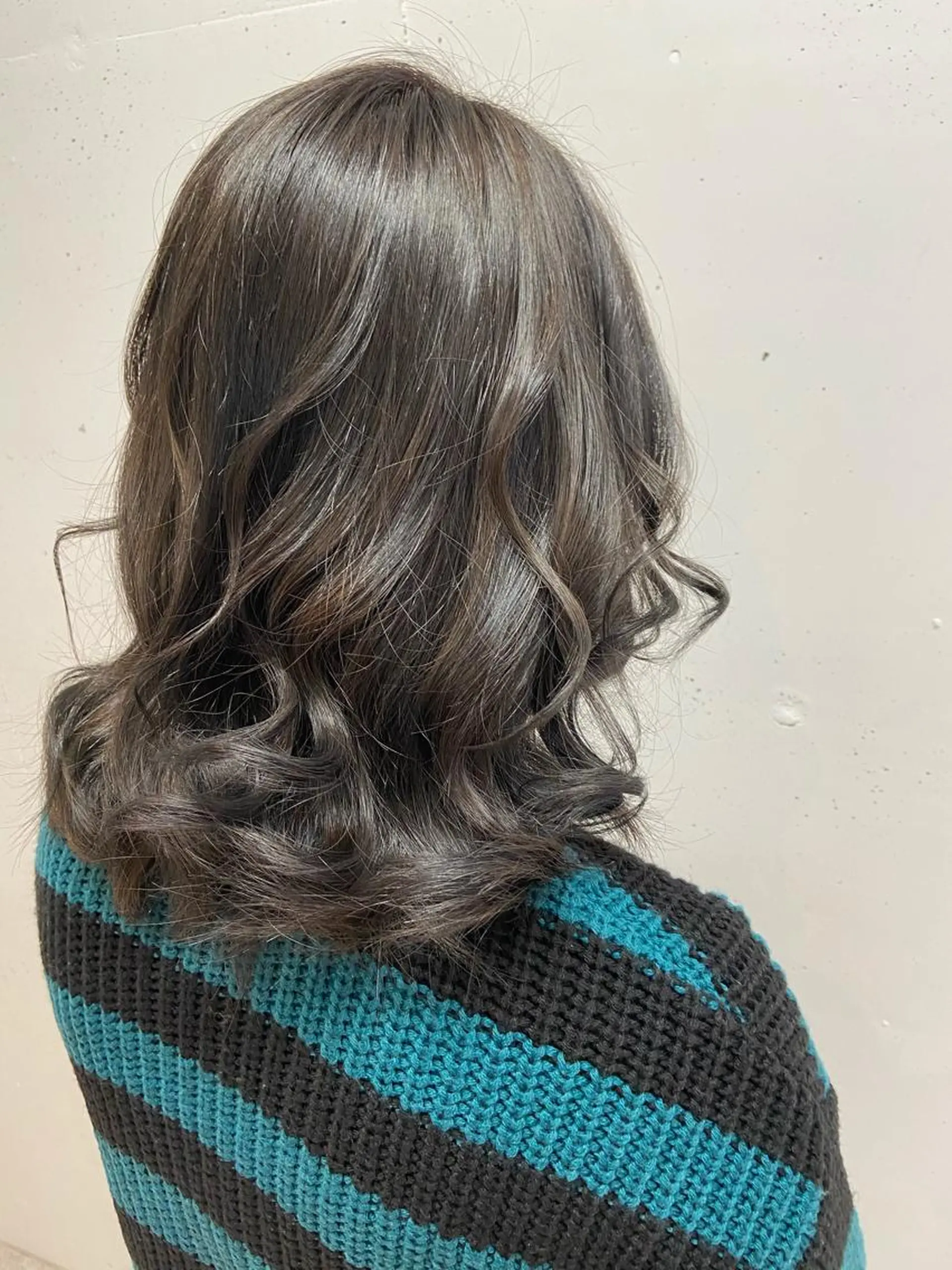 ミディアム カラー バレイヤージュ ブリーチ ケアブリーチ グラデーションカラー ハイライトカラー カット ヘアカラー トリートメント ウルフカット レイヤーカット上柿のヘアスタイル