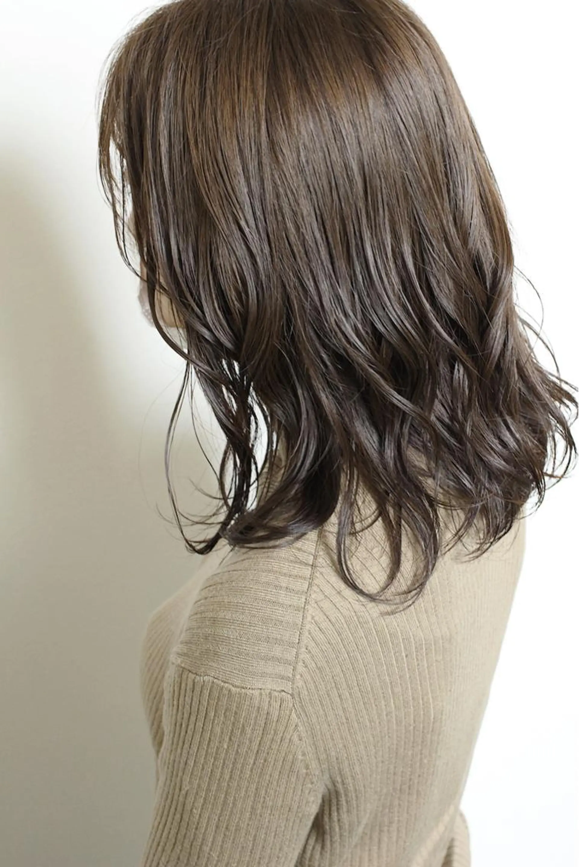 ミディアム カラー アッシュ アッシュグレー アッシュグレージュ グレージュ カット ヘアカラー 土居 正季のヘアスタイル