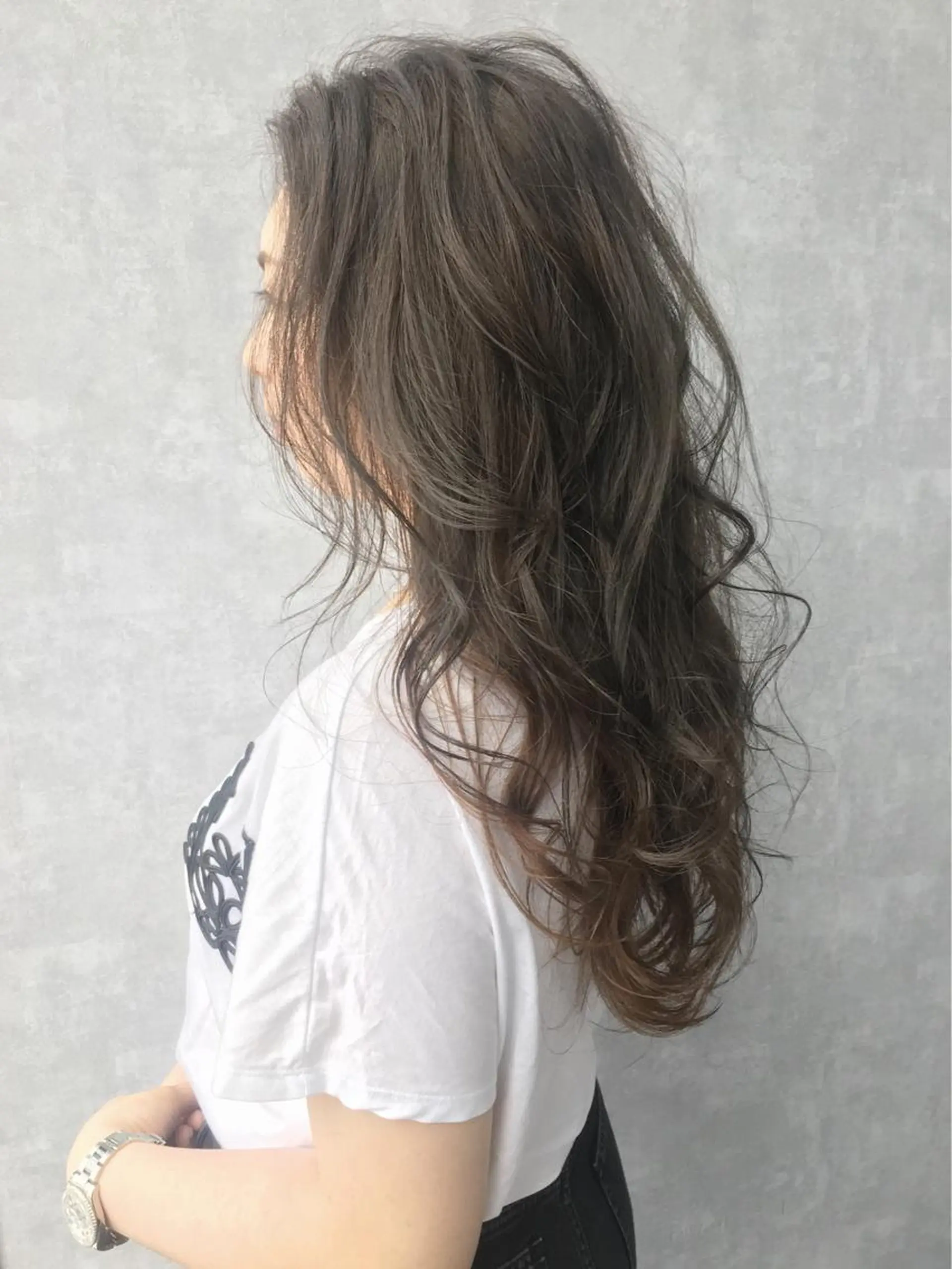 ロング カラー グレージュ インナーカラー オリーブグレージュ オリーブグレー レイヤーカット BLend 渋谷のヘアスタイル