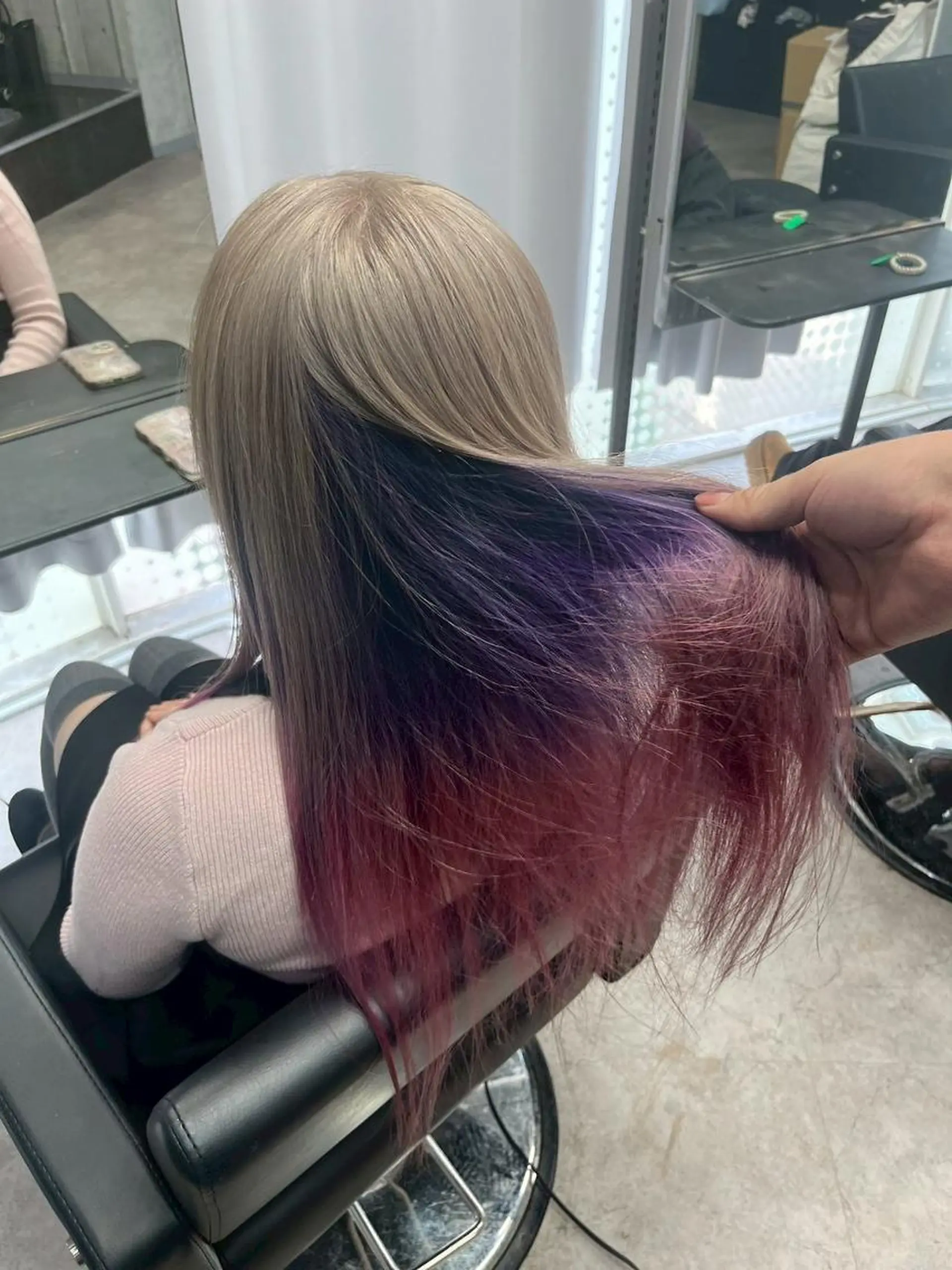 カラー ウルフカットデザイン カラー特化アールイーのヘアスタイル