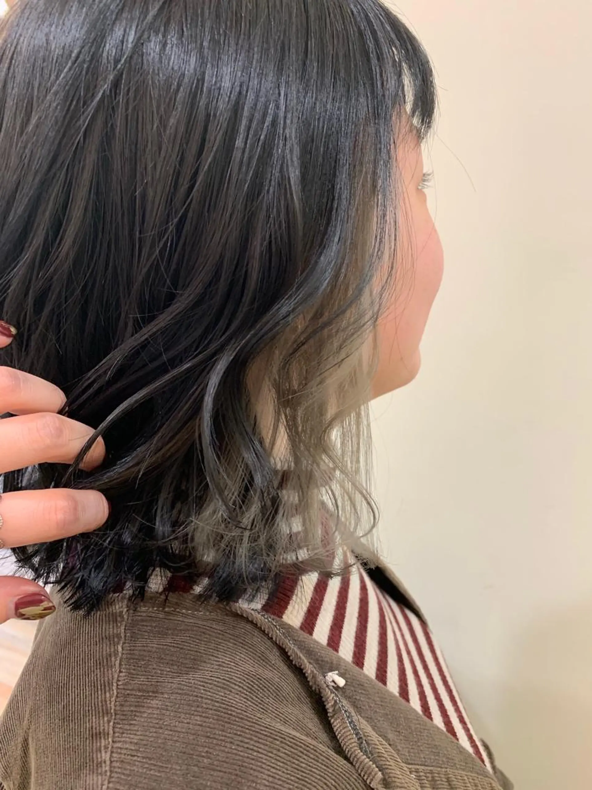 ミディアム カラー アッシュ ベージュカラー ブリーチ グレージュ ハイライトカラー カット ヘアカラー トリートメント ぱつっとボブ/ 小野あかねのヘアスタイル