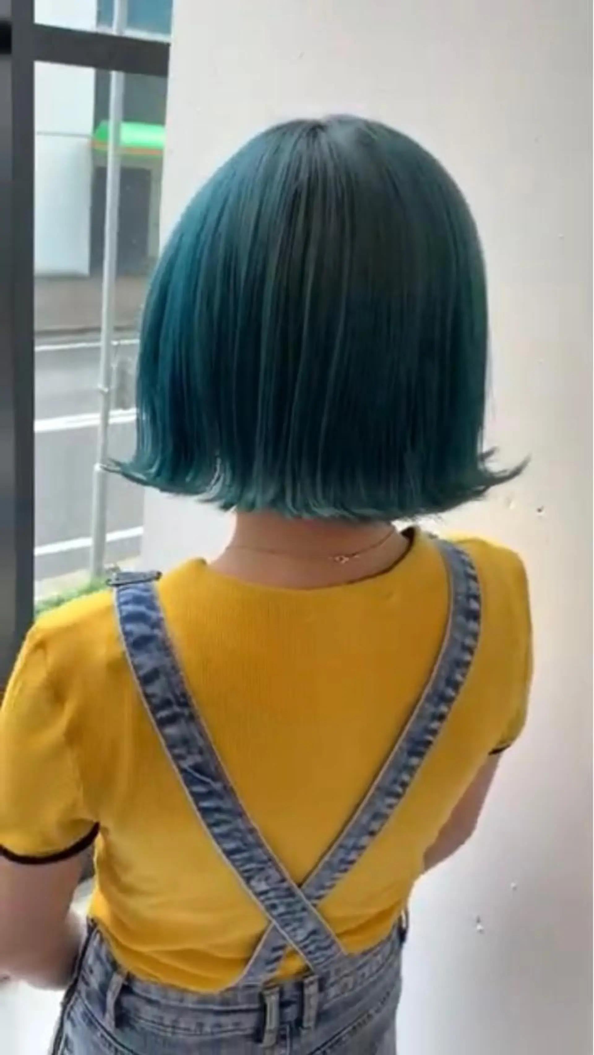 ミディアム カラー ブリーチ ケアブリーチ エメラルドグリーン ヘアカラー トリートメント ウルフカット レイヤーカット上柿のヘアスタイル