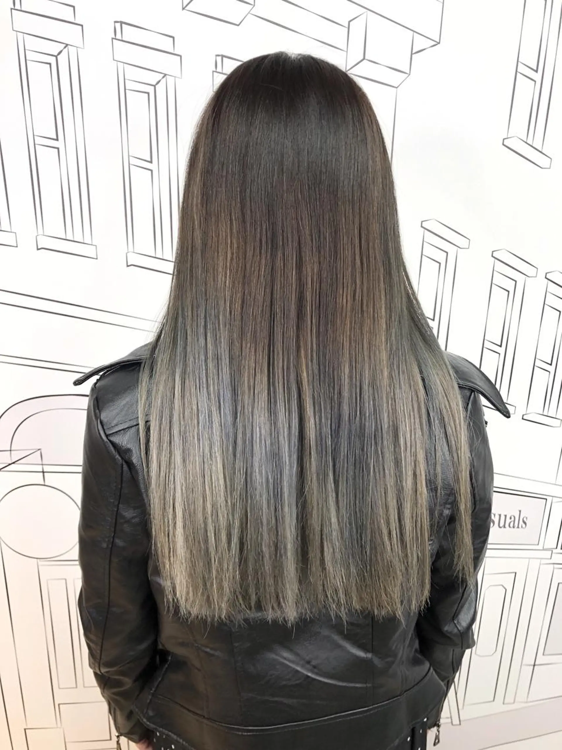セミロング カラー グラデーションカラー シルバー レイヤー⭐️カラー ⭐️平川雅史のヘアスタイル