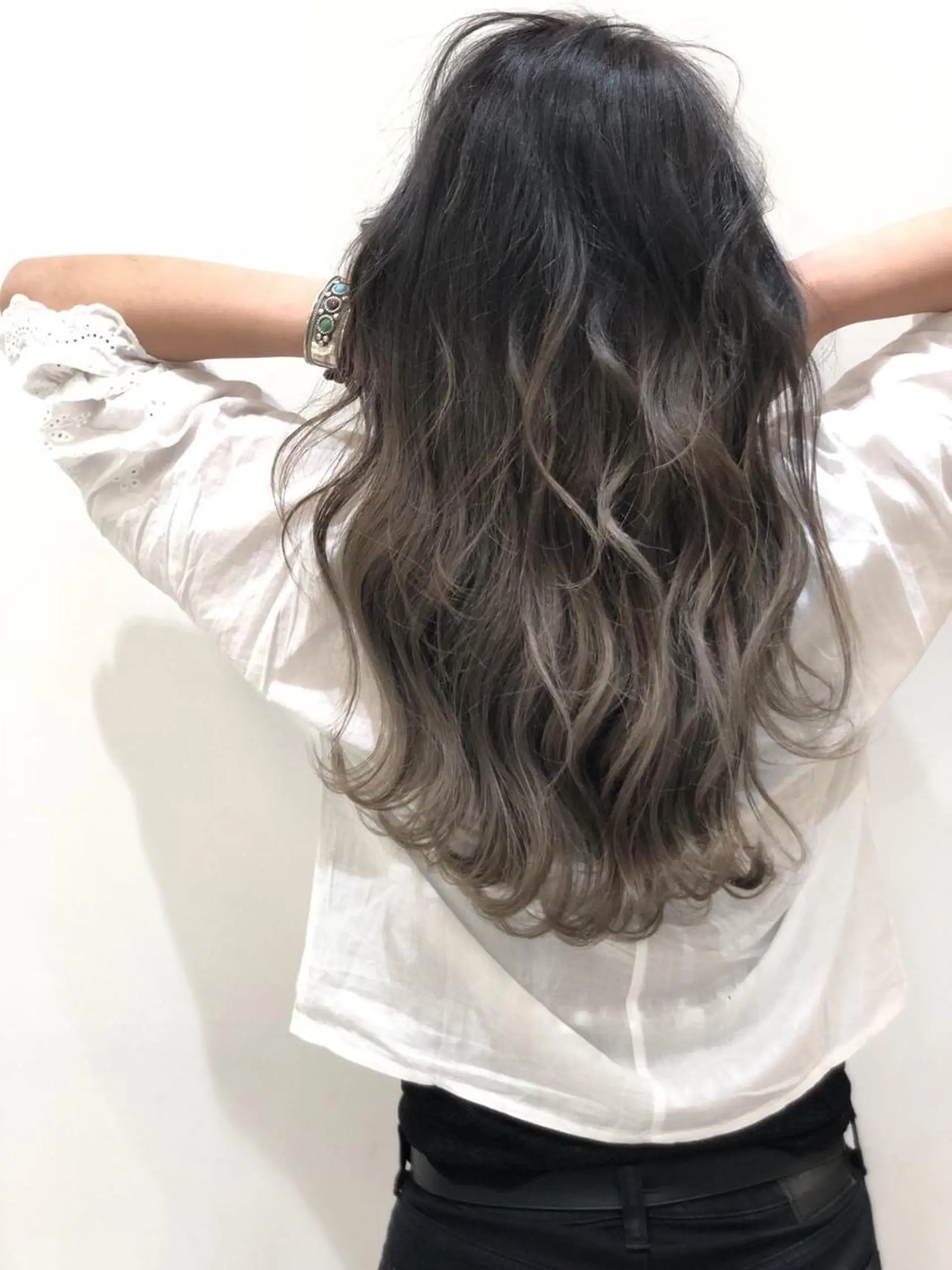 ミディアム ハイトーンブリーチ 土坂　由志【京都】のヘアスタイル