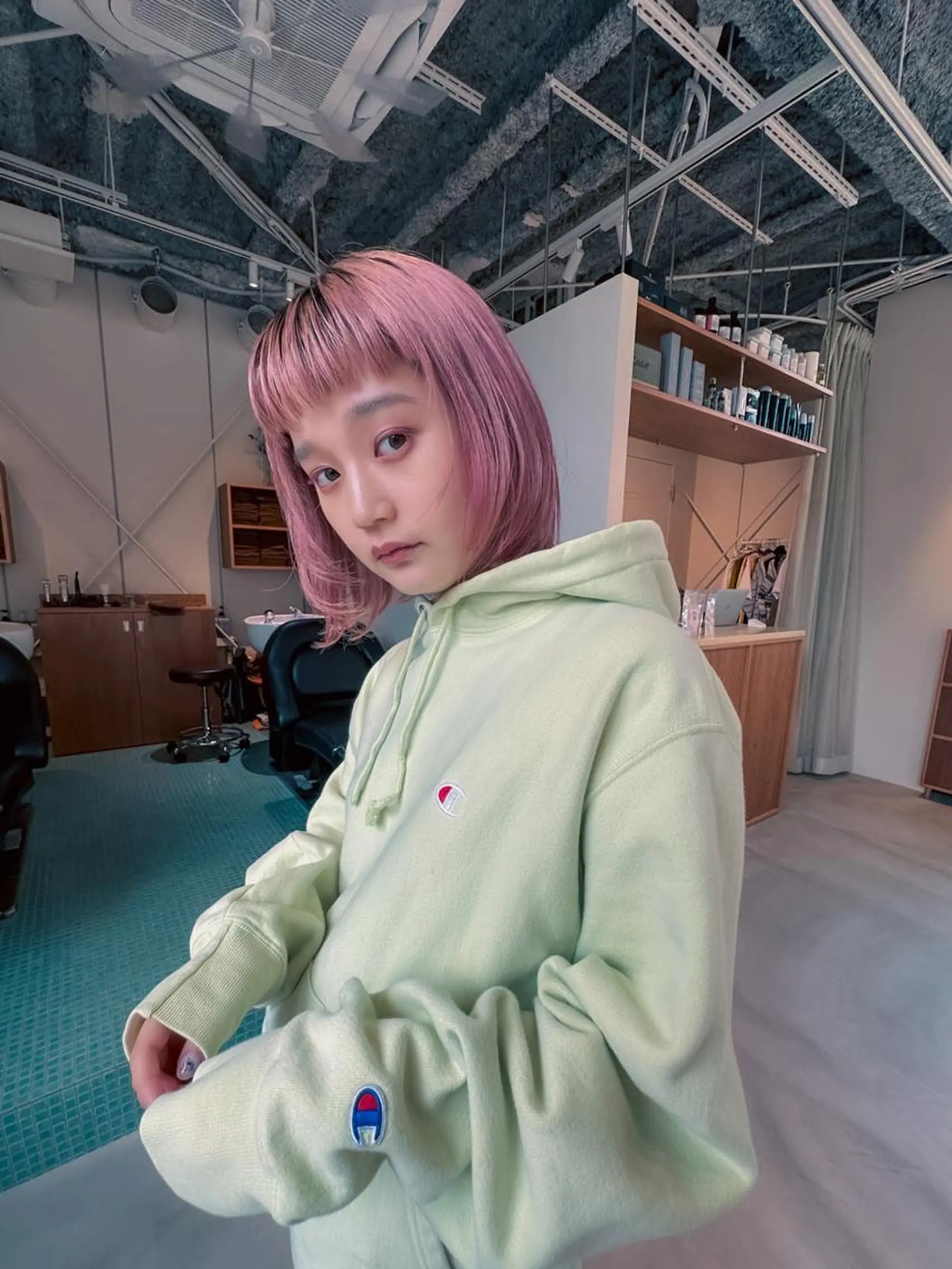 ミディアム 五屋 美咲のヘアスタイル