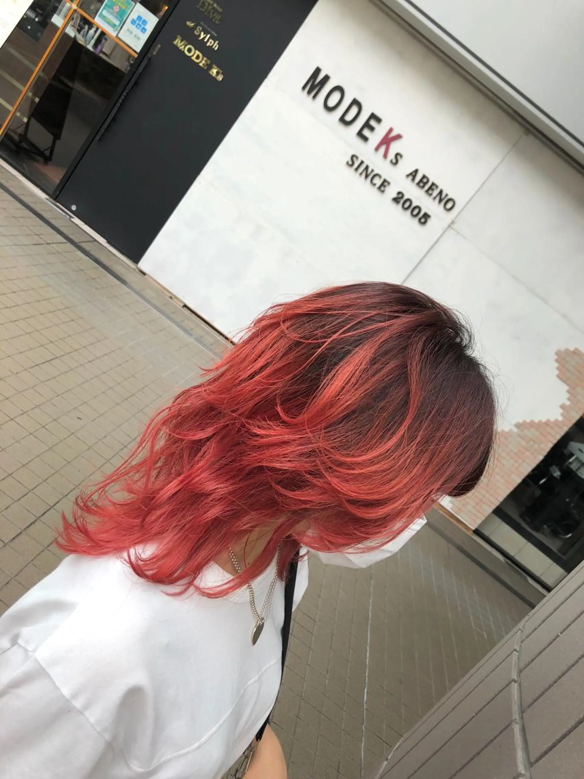 ミディアム カラー バレイヤージュ ピンクカラー レッドカラー レイヤーカット カット トリートメント SHAFT Ieiriのヘアスタイル