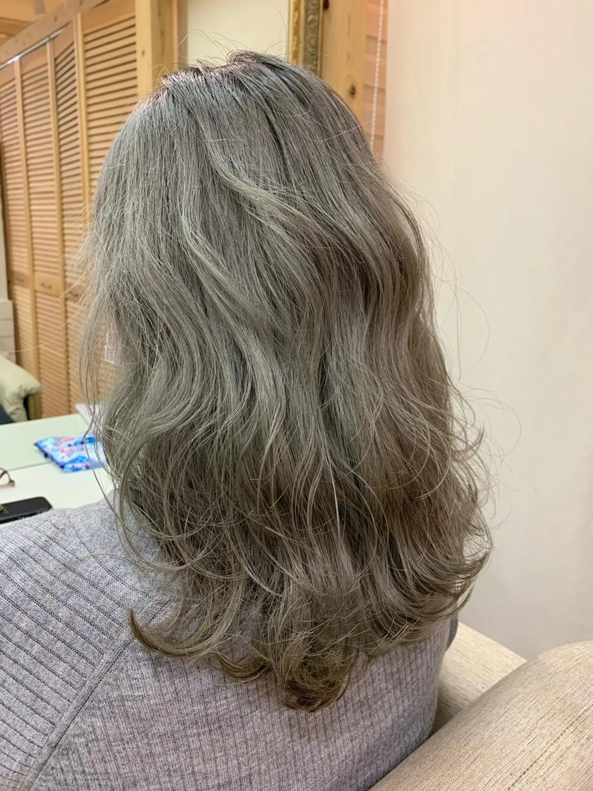 ロング カラー グレージュ ハイトーンカラー レイヤーカット ロング 長谷川 湧のヘアスタイル