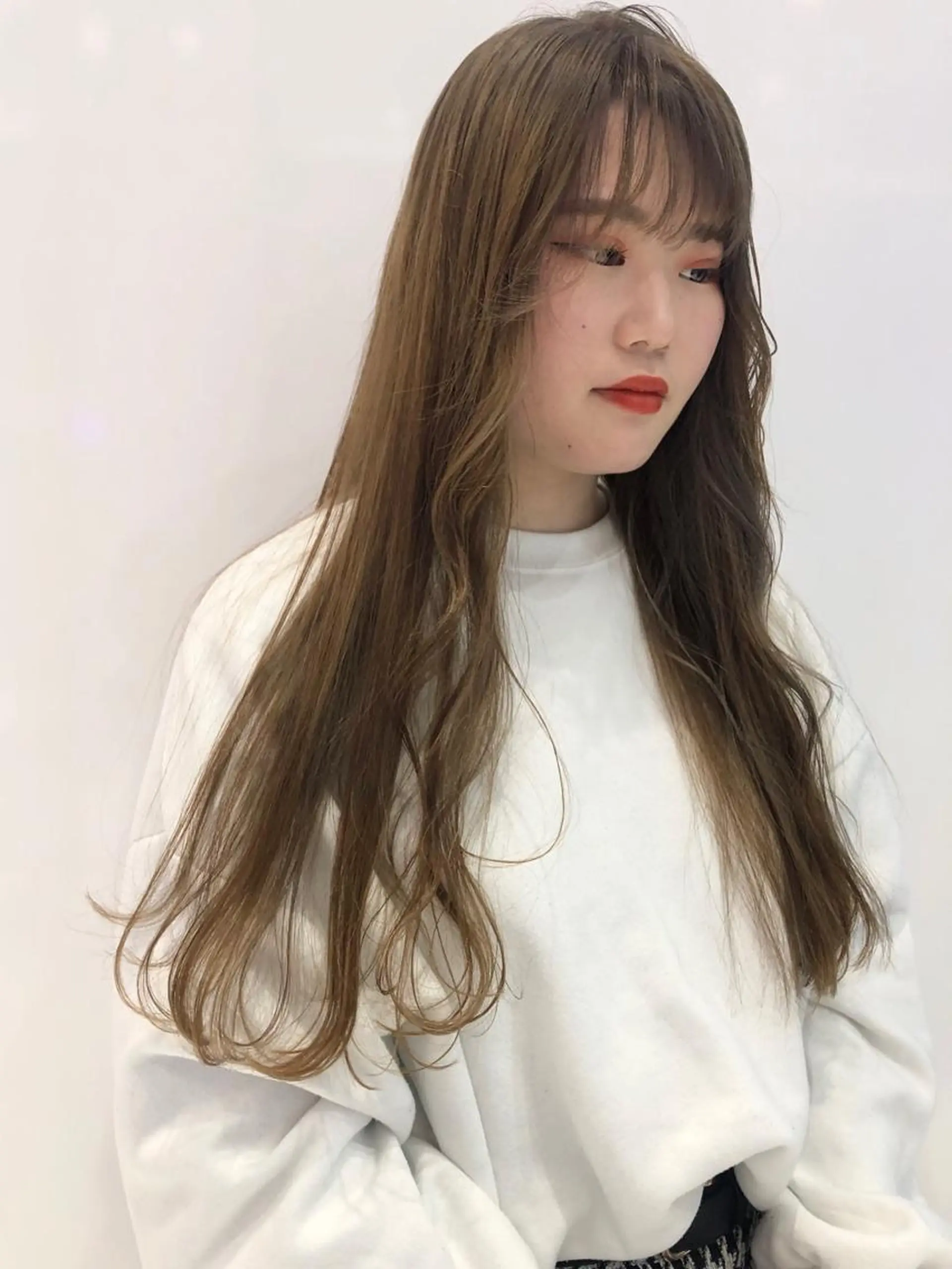 ロング カラー ベージュカラー ブリーチ ハイトーンカラー ロング ヘアカラー 相川 愛実のヘアスタイル