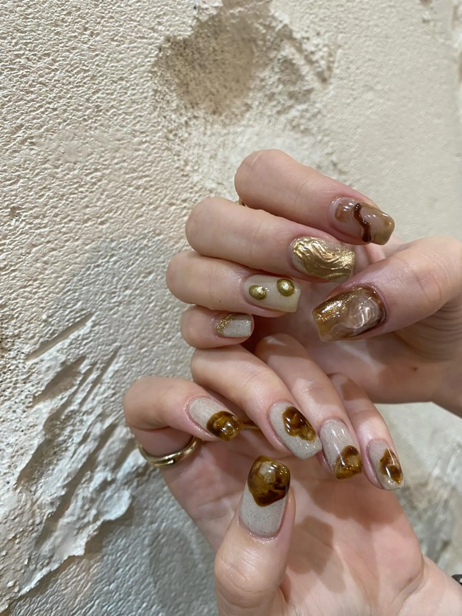 ネイル アートネイル ブラウン ゴールド nable.所属・栗林 実莉のネイルデザイン