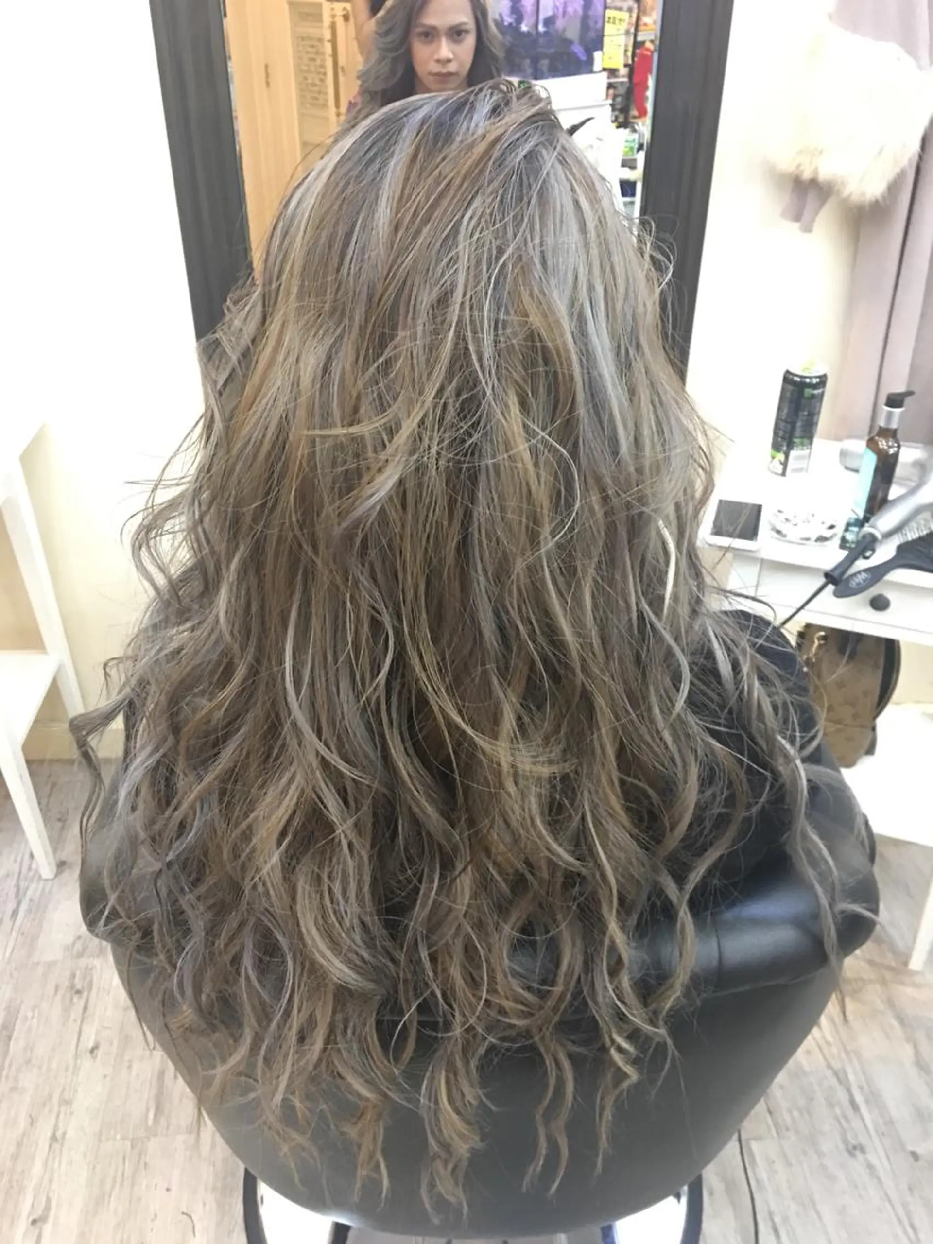 ロング カラー 鶴見 和美のヘアスタイル