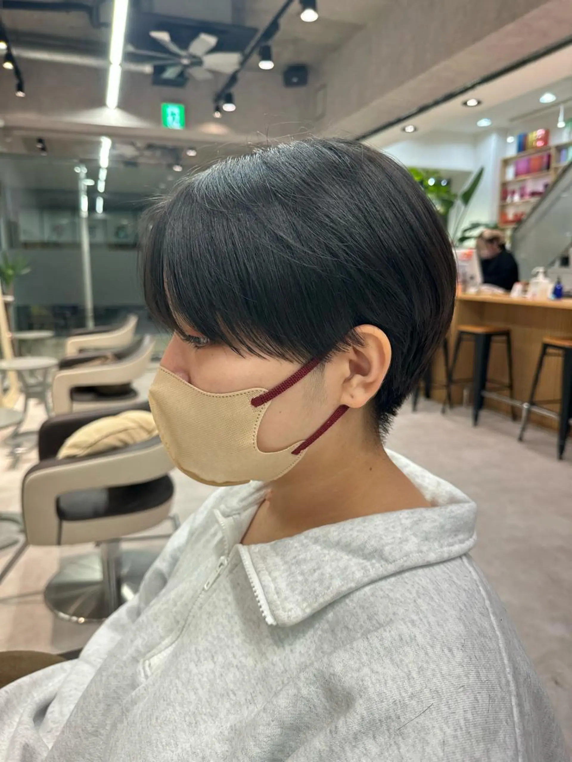 ショート カット レイヤー/顔まわり カット/地毛風カラーのヘアスタイル