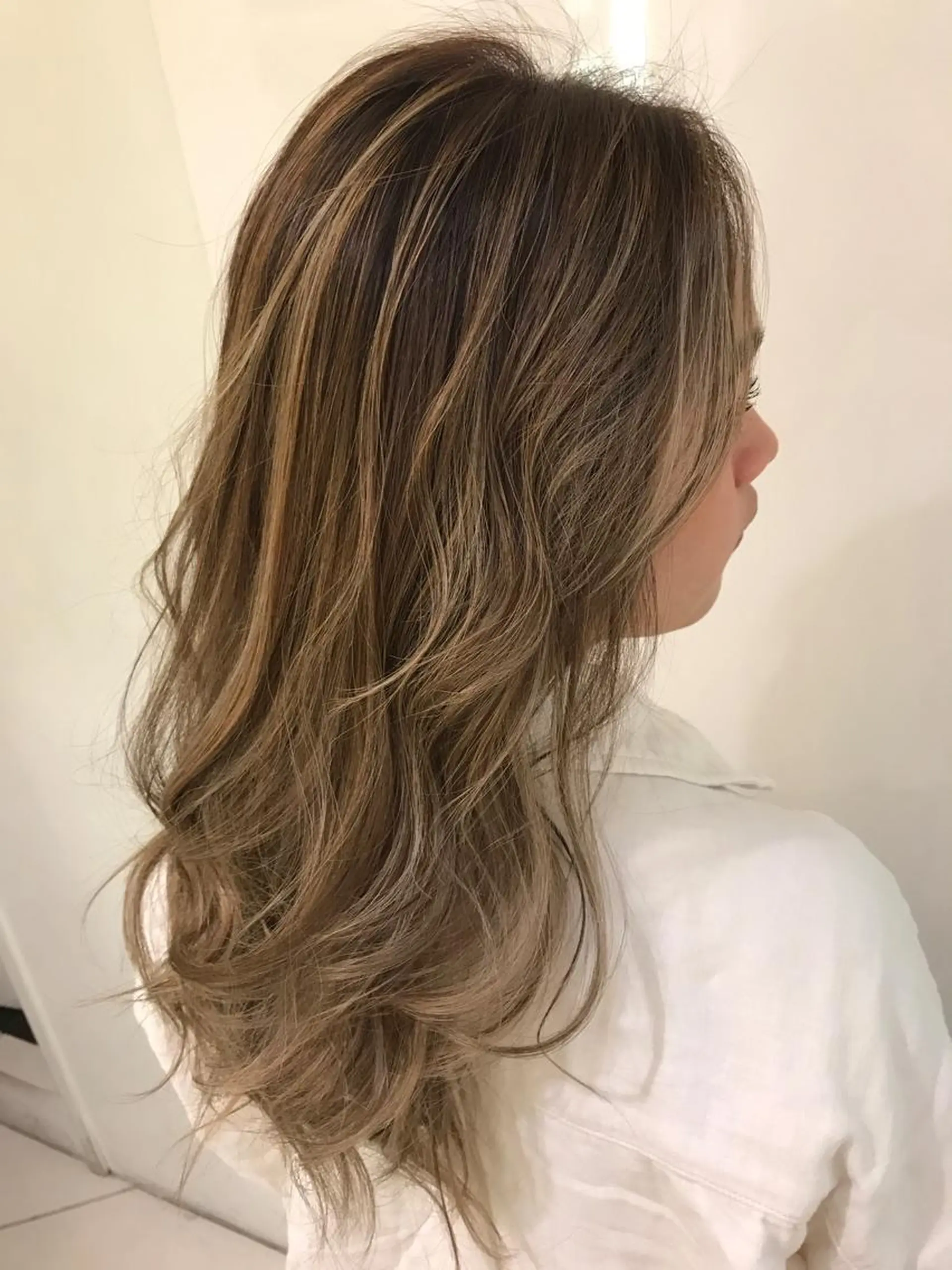 セミロング カラー ハイライトカラー 外国人風カラー ハイライト WELLY TO KYOメンズカットのヘアスタイル