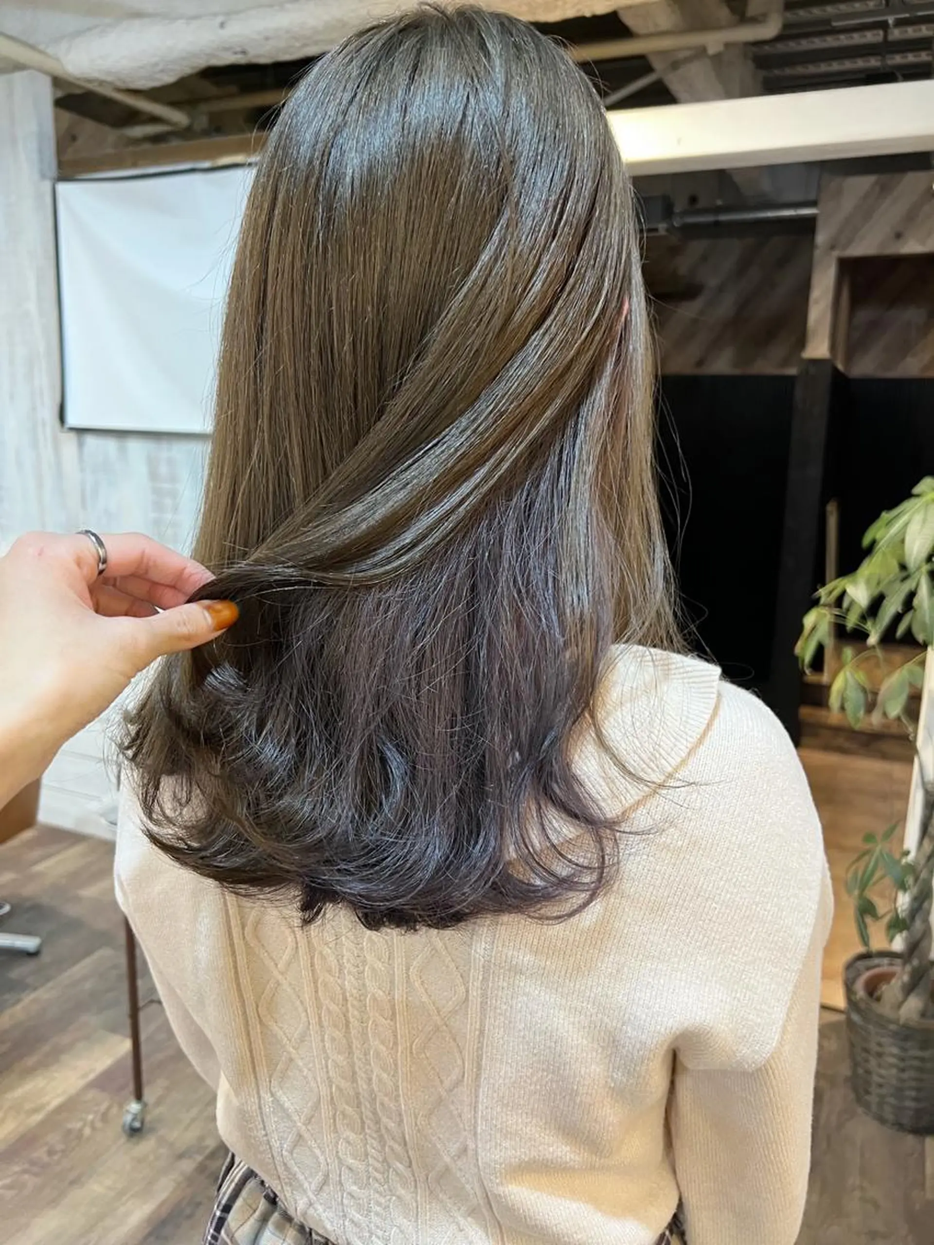 セミロング カラー ダブルカラー イヤリングカラー ハイライトカラー イルミナカラー インナーカラー ヘアカラー トリートメント 初めてでも失敗しない 透明感カラー Miiのヘアスタイル