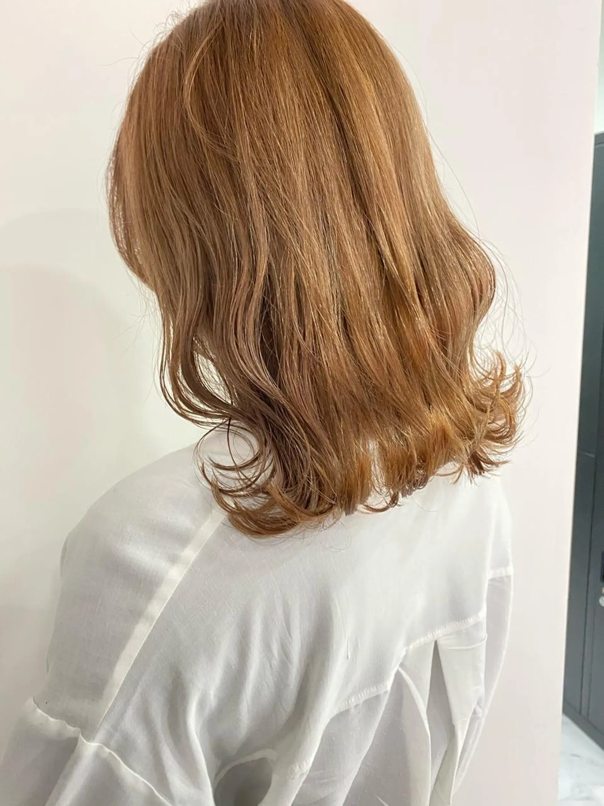 ミディアム カラー ベージュカラー ブリーチ ミルクティーベージュ 卒業式のヘアスタイル カット トリートメント 小谷野 真優のヘアスタイル