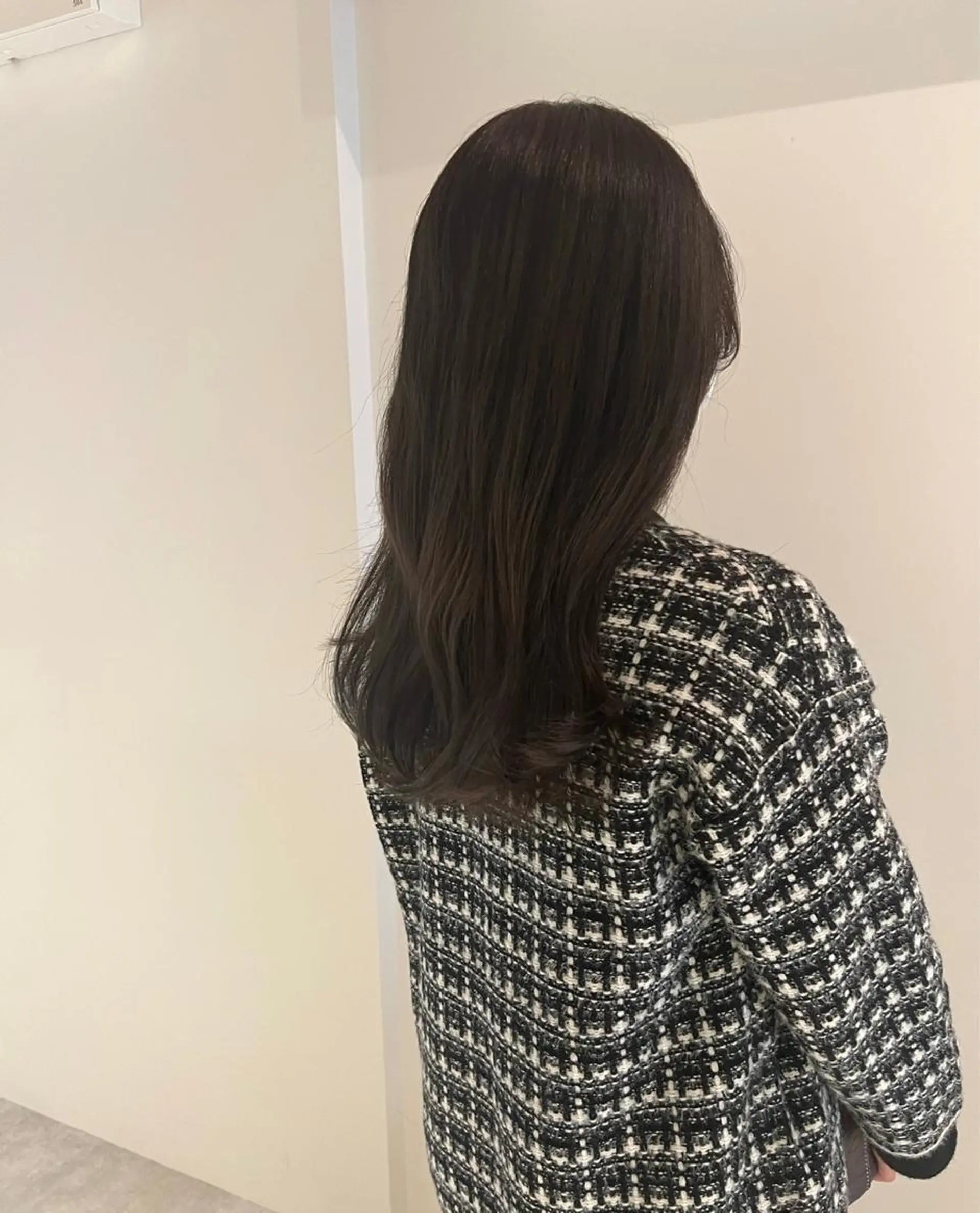 セミロング カラー グレージュ ハイトーンカラー オリーブグレージュ オリーブグレー io濱川 遥のヘアスタイル