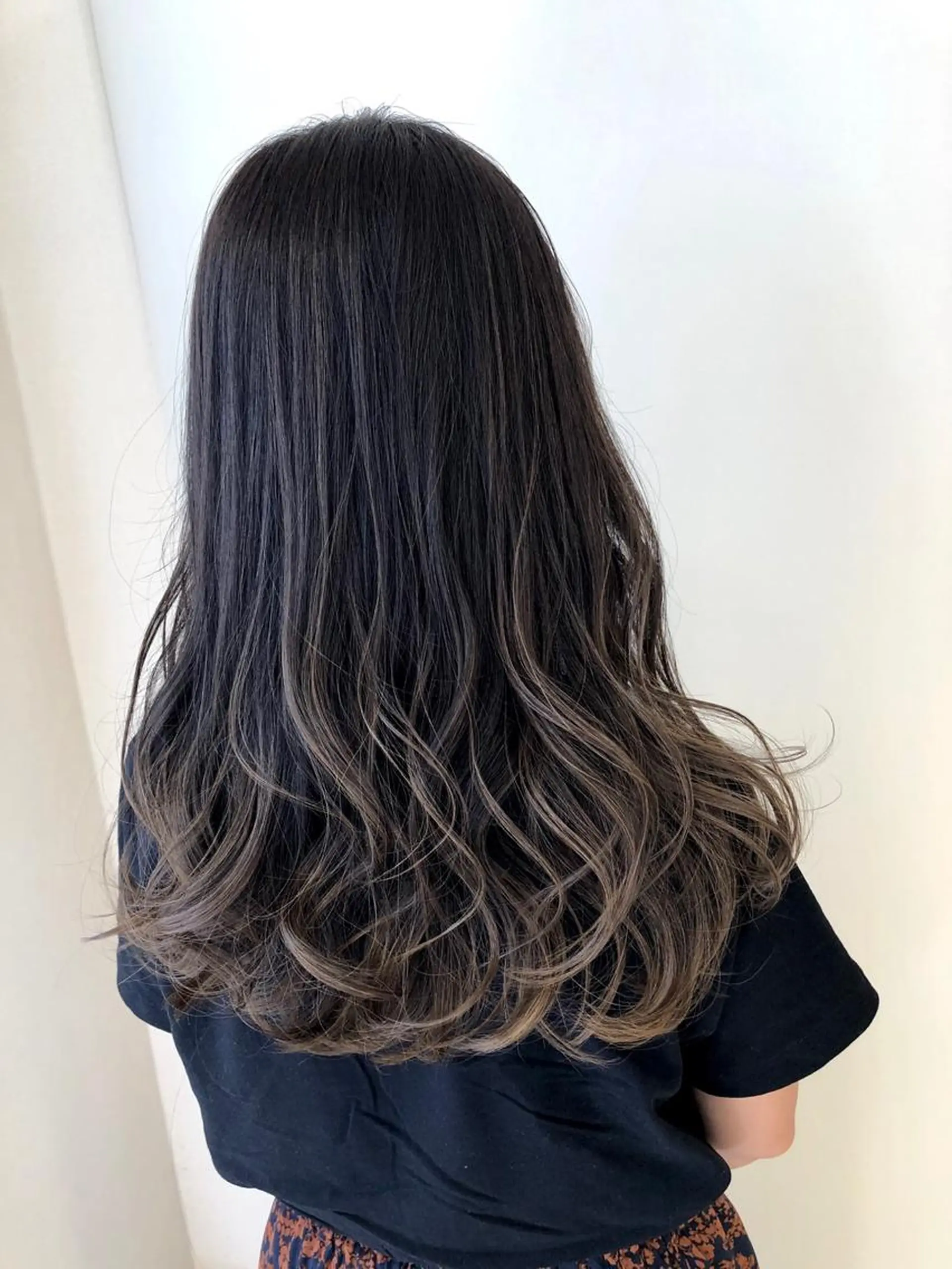 ロング カラー グラデーションカラー グレージュ ハイライトカラー ハイライト ヘアカラー トリートメント 美髪カラー✨本間 貴広のヘアスタイル