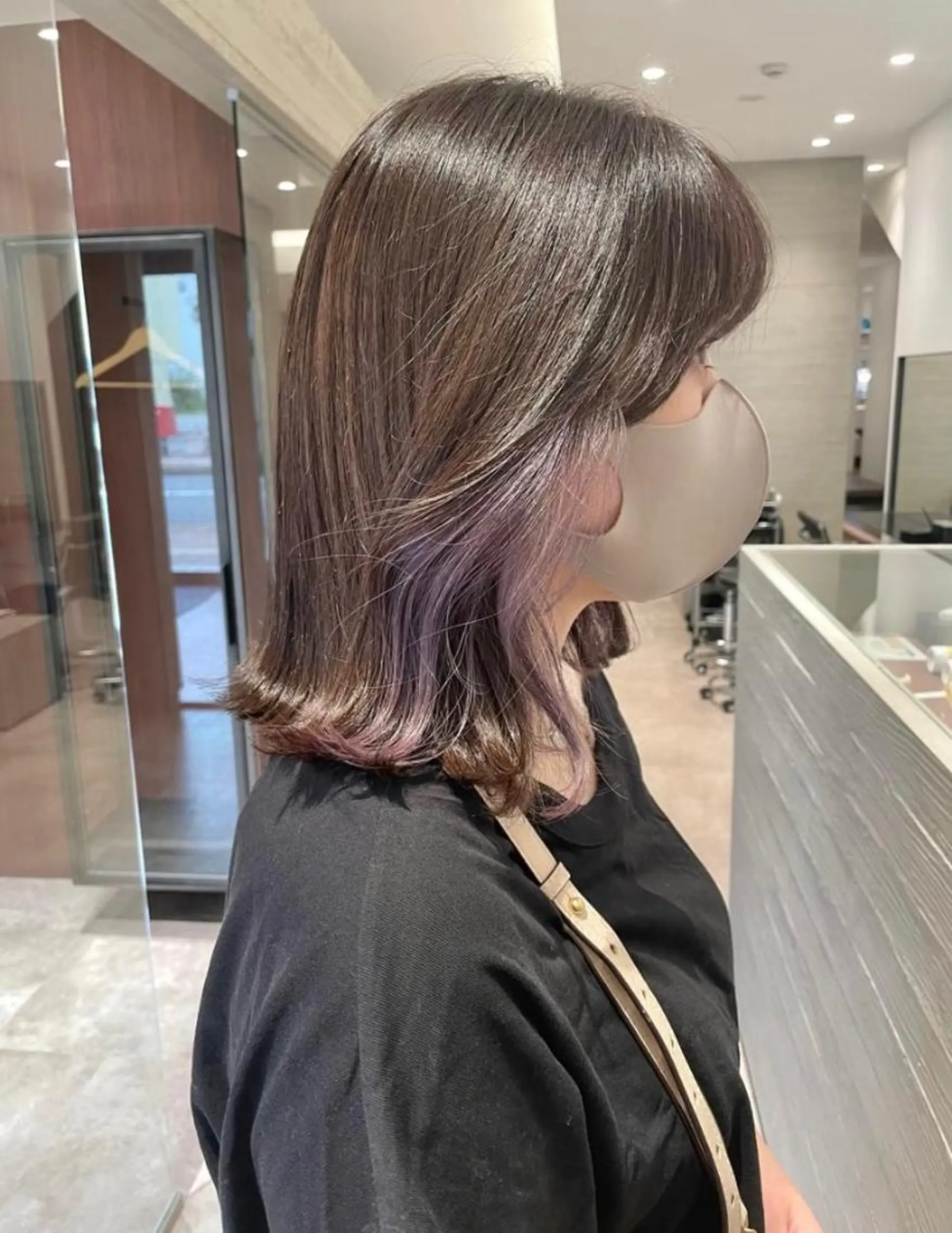 ミディアム カラー ブリーチ パープルカラー サキ🤍ハイトーン 🩰くびれ巻きヘアのヘアスタイル