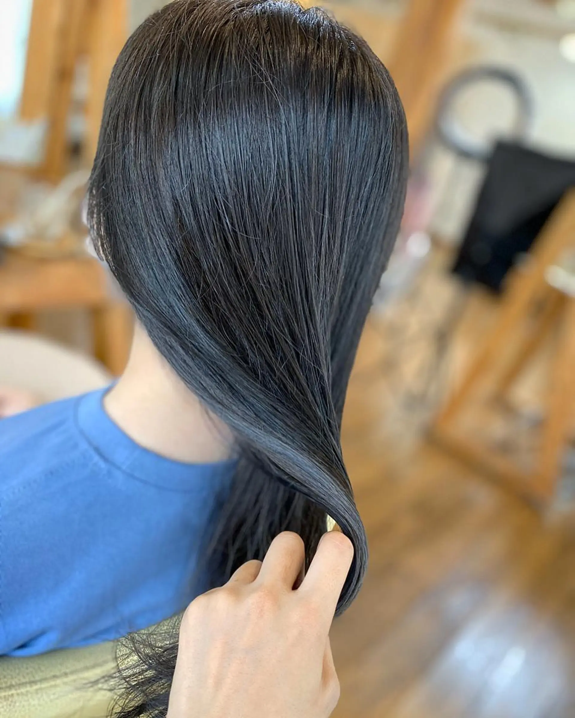 ロング カラー インナーカラー シルバー 荒木 ひろかのヘアスタイル