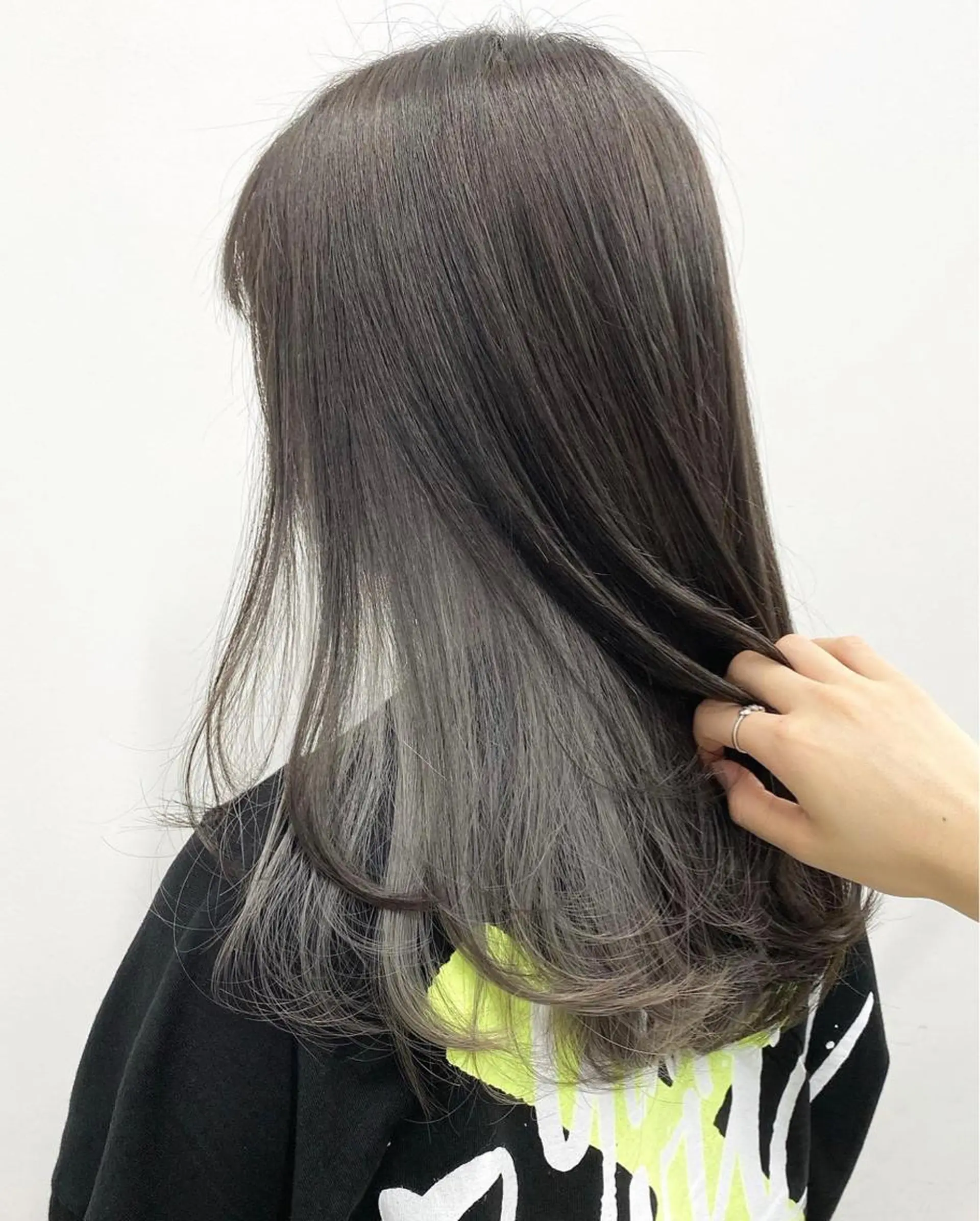 ミディアム カラー ヘアアレンジ ブリーチ インナーカラー シルバー 🦄インナーカラー 🦄貫井彩花のヘアスタイル