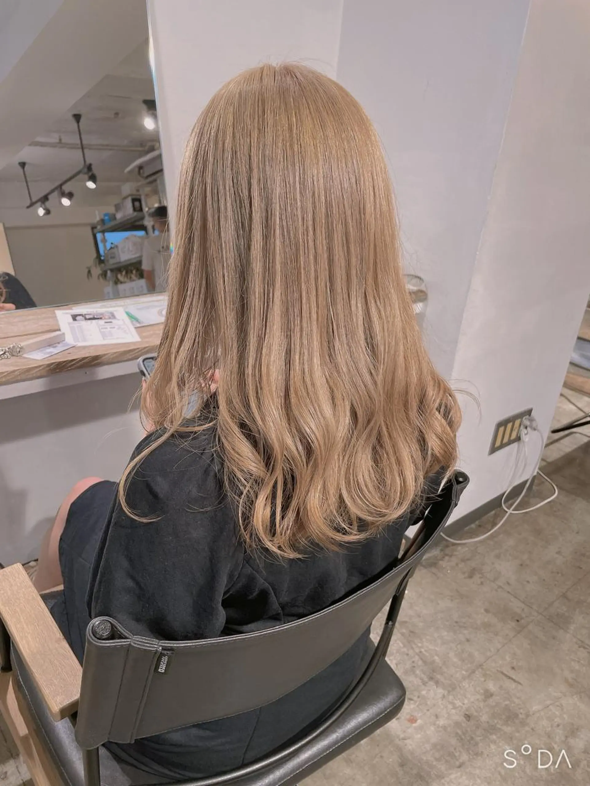 ミディアム カラー ベージュカラー ミルクティーベージュ ヘアカラー トリートメント ハイトーン/レイヤー /ケアブリーチ石川治のヘアスタイル