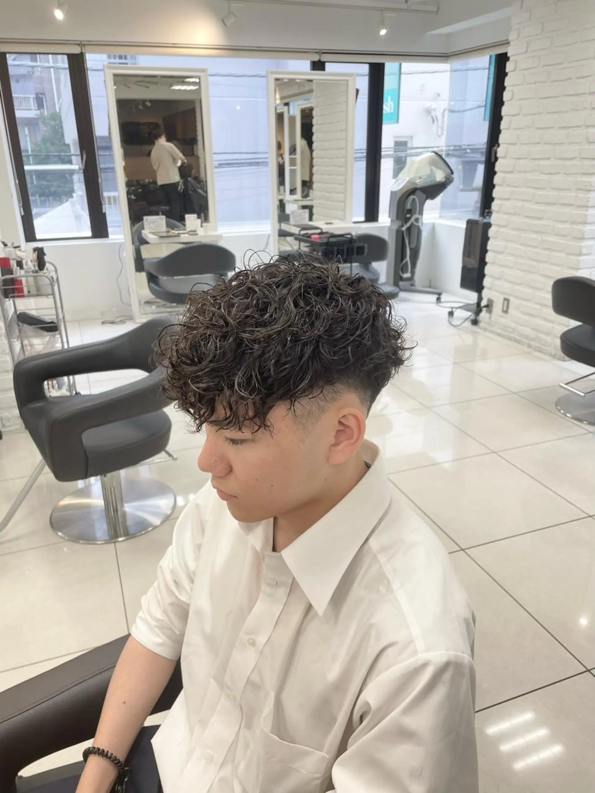 ショート パーマ メンズ スペインカール 刈り上げ カット パーマ トリートメント フェザーパーマ職人 🪶ryosukeのヘアスタイル