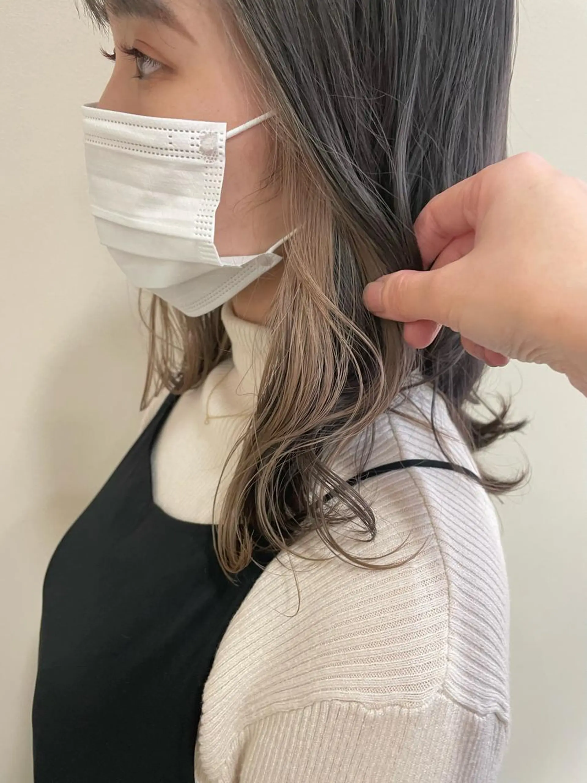 セミロング カラー ベージュカラー ブリーチ イヤリングカラー ホワイトベージュ ヘアカラー トリートメント 沢田 瞳のヘアスタイル