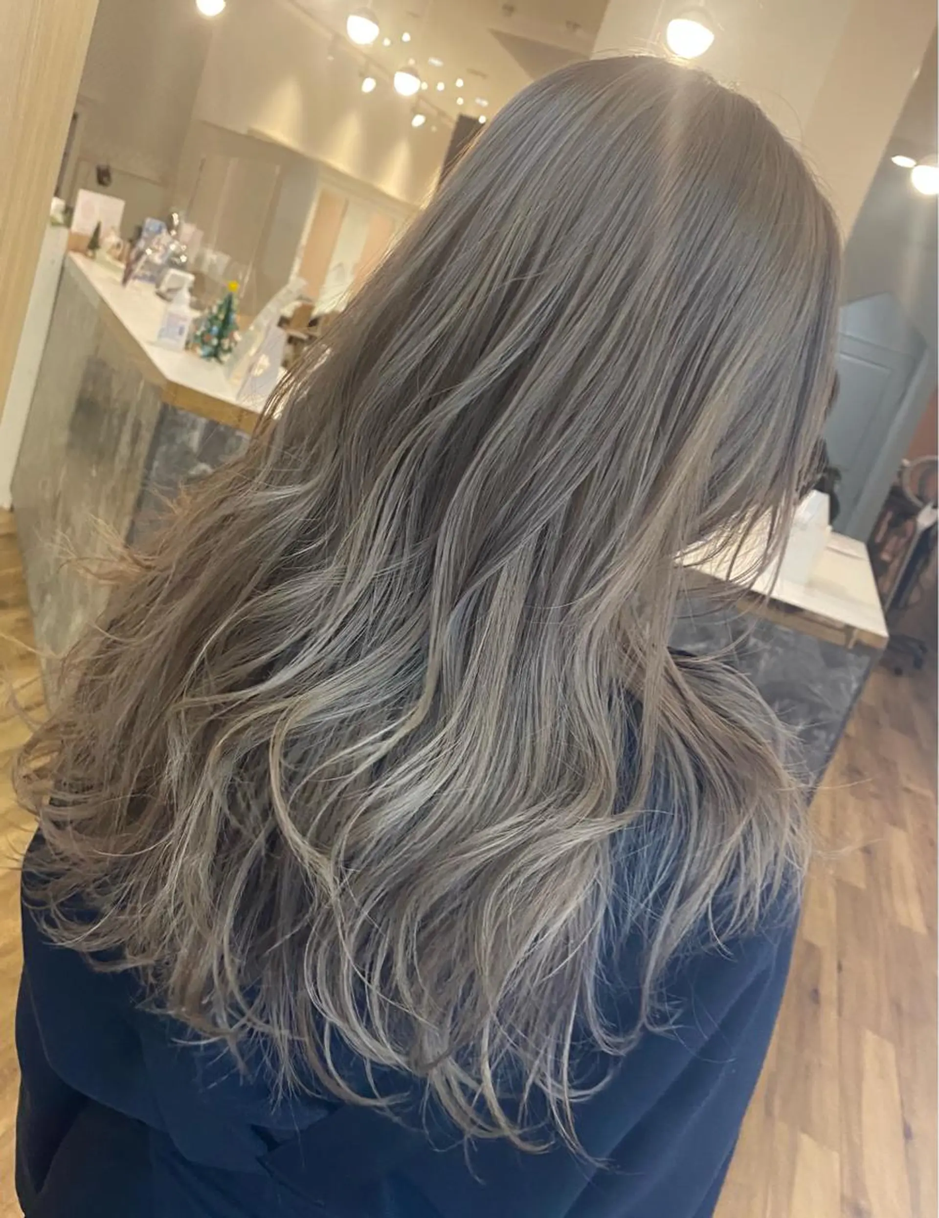 ロング カラー ベージュカラー ミルクティーベージュ ヘアカラー salowin梅田茶屋町suite所属・ハイトーンヘア/ 島崎　タクミのヘアスタイル