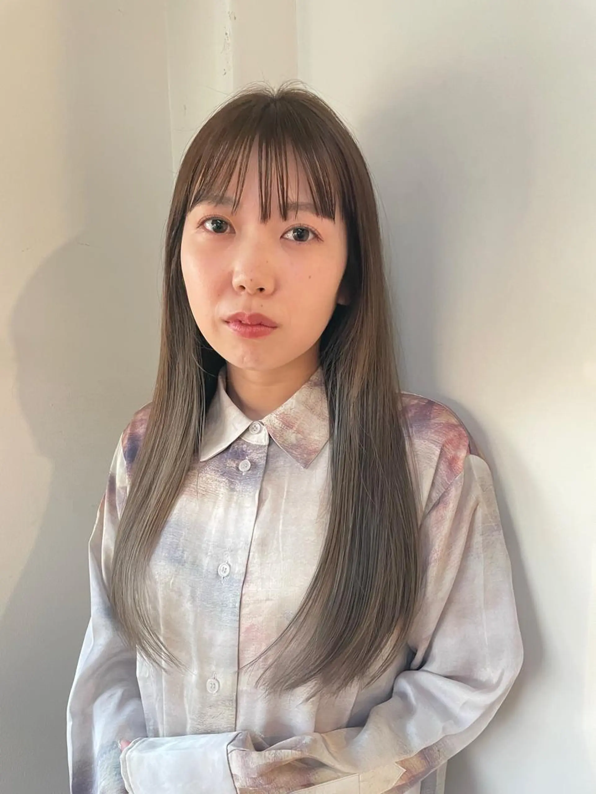 ロング カラー アッシュ アッシュグレー アッシュグレージュ ブリーチ グレージュ 平松 里穗のヘアスタイル