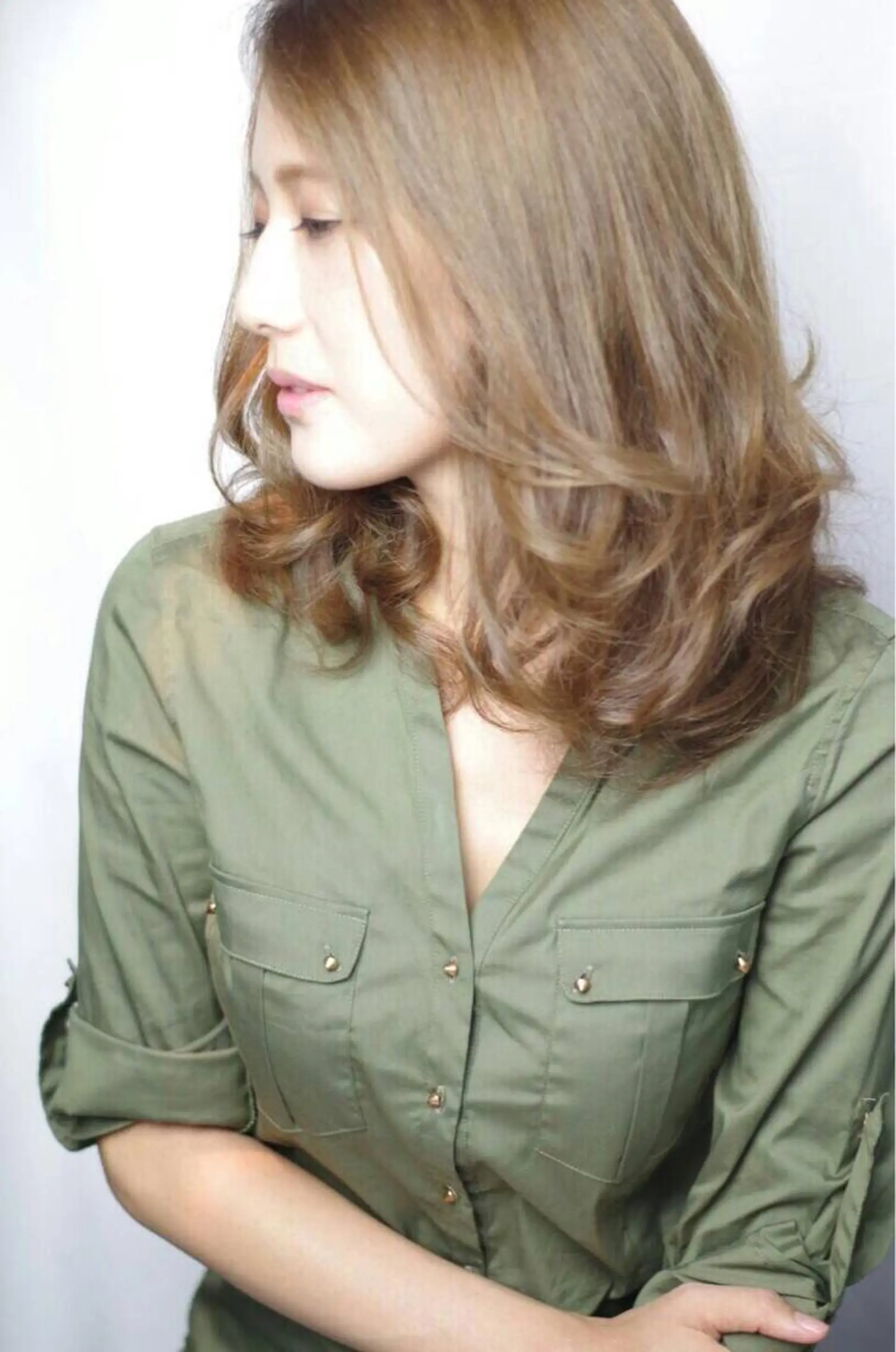 ミディアム カラー アッシュ ベージュカラー ハイトーンカラー カット パーマ トリートメント 鹿取 三紗子のヘアスタイル