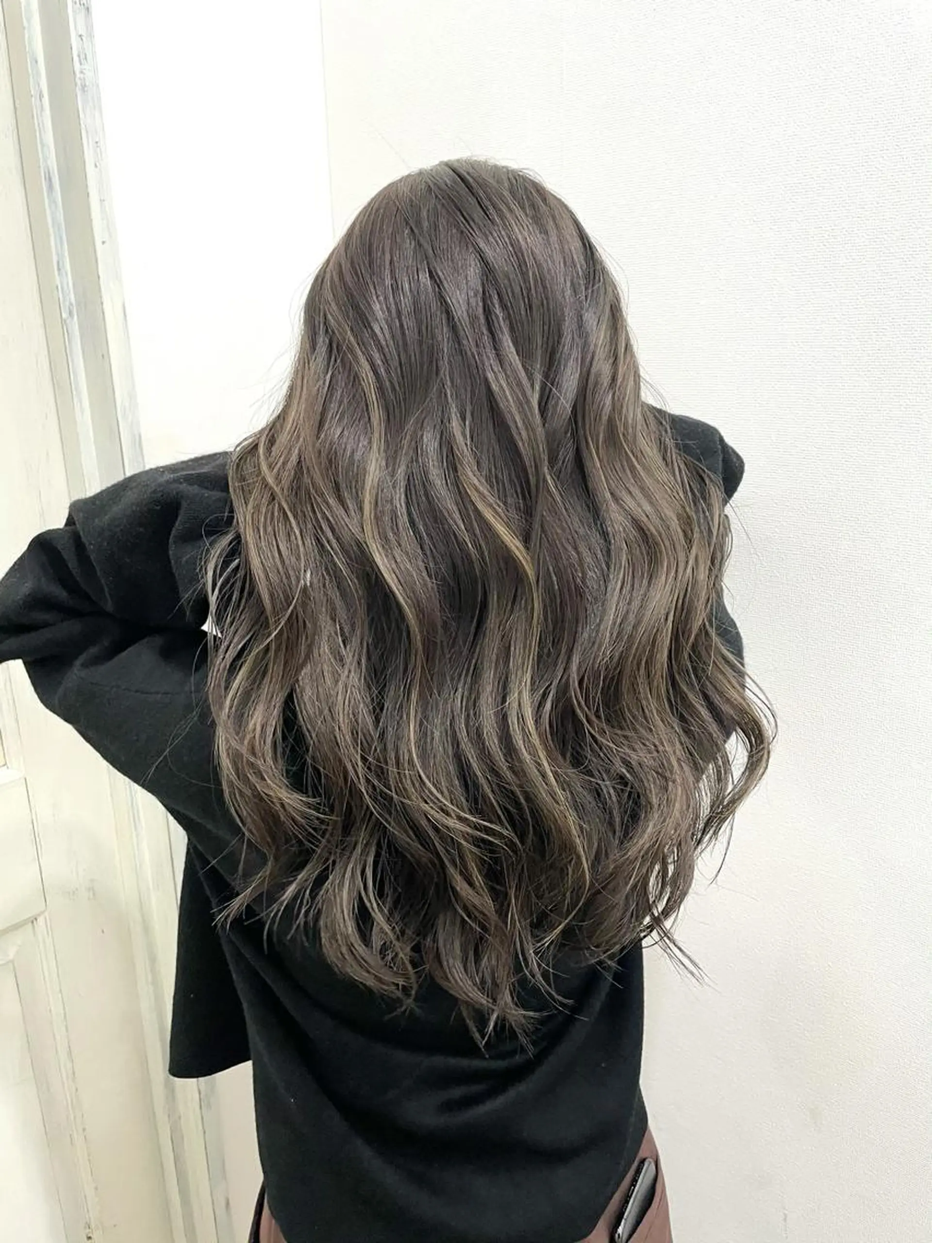 セミロング 白いハイライト🤍 タナカリョウスケのヘアスタイル