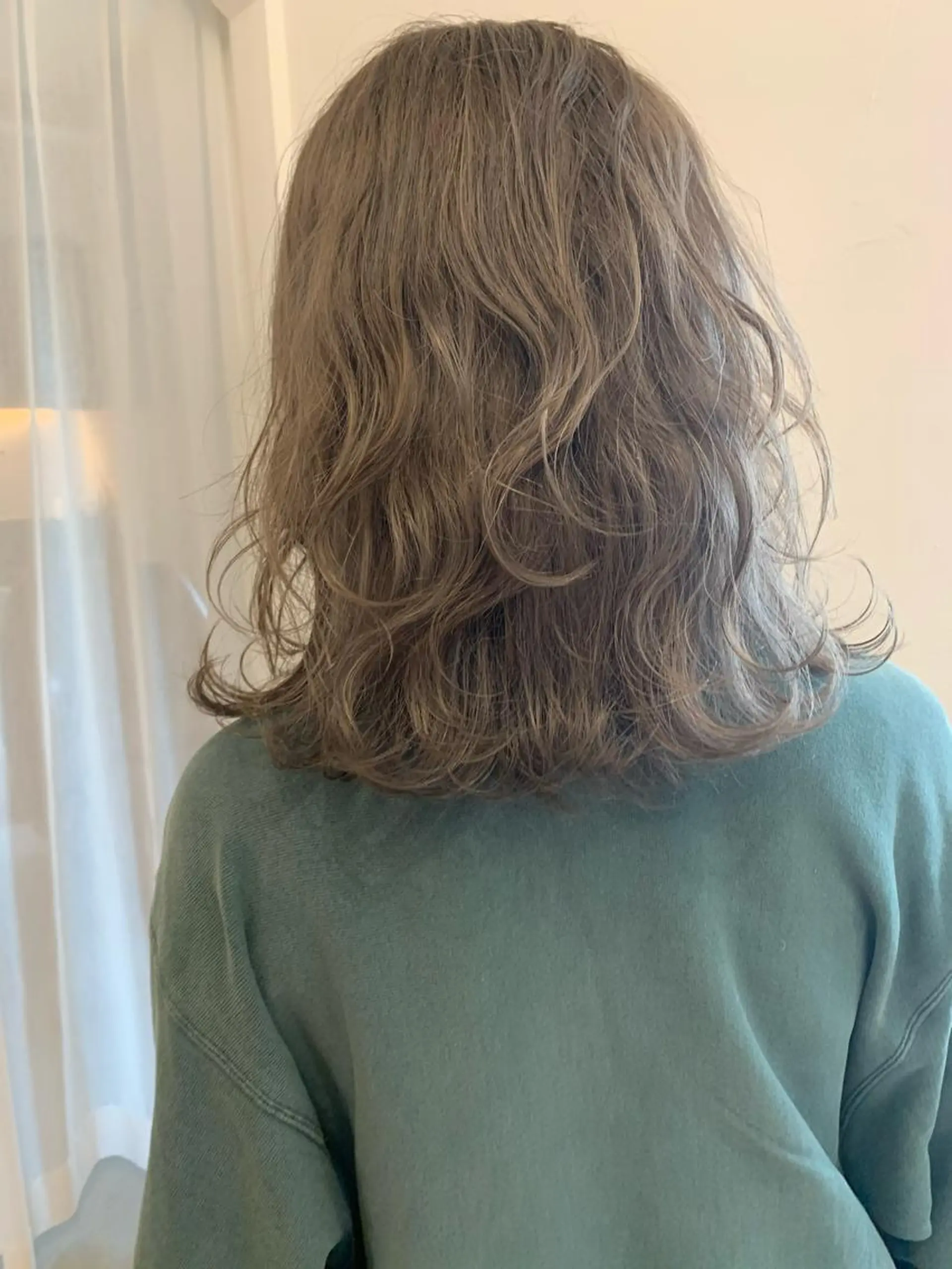 ミディアム カラー グレージュ ミルクティーグレージュ ハイトーンボブ 前田 表参道　グレージュのヘアスタイル