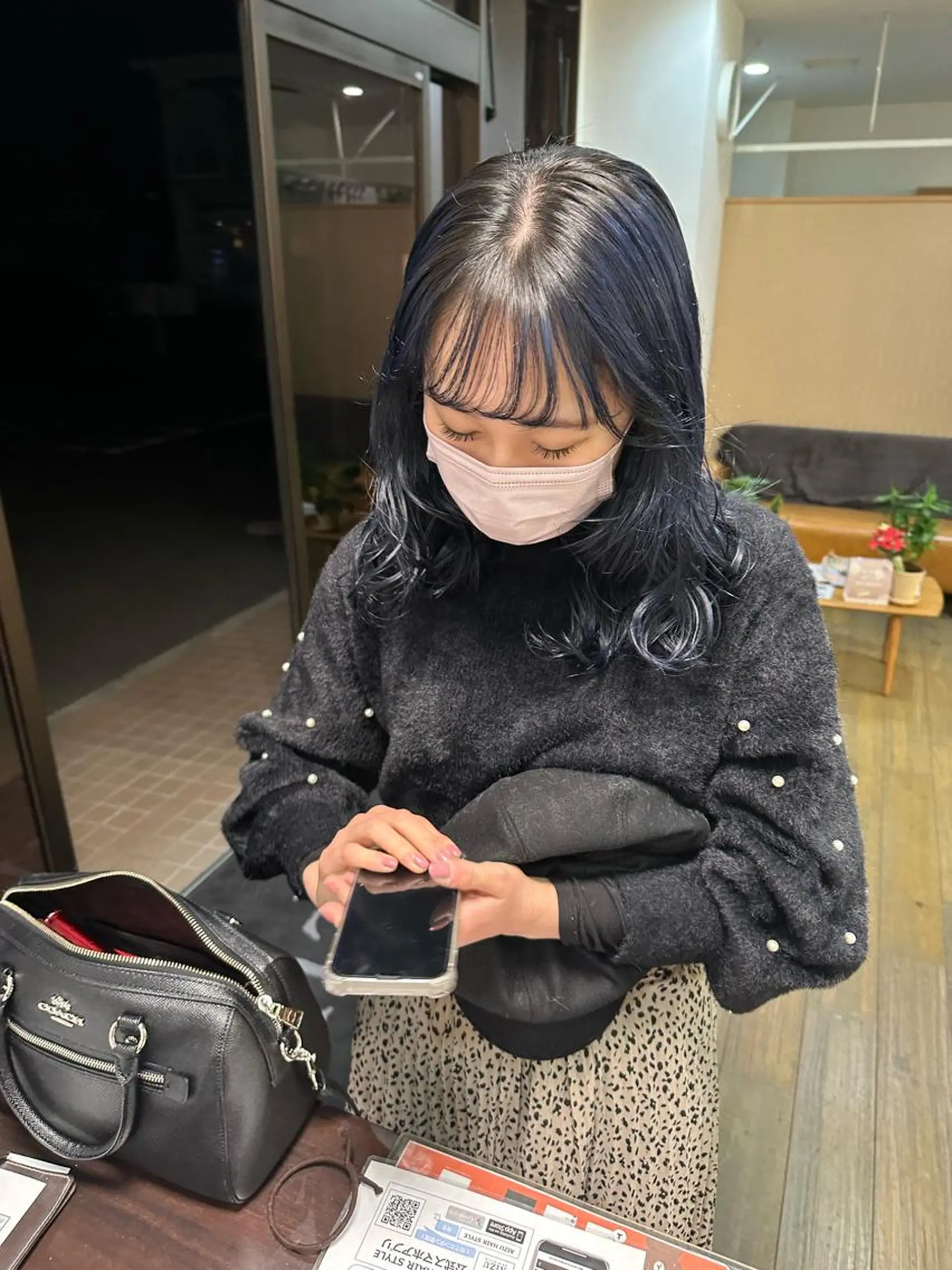 ミディアム カラー 黒髪 ブルーカラー ブルーブラック カット ヘアカラー トリートメント peg.hair所属・ブリーチカラー🫧 森　凪沙のヘアスタイル