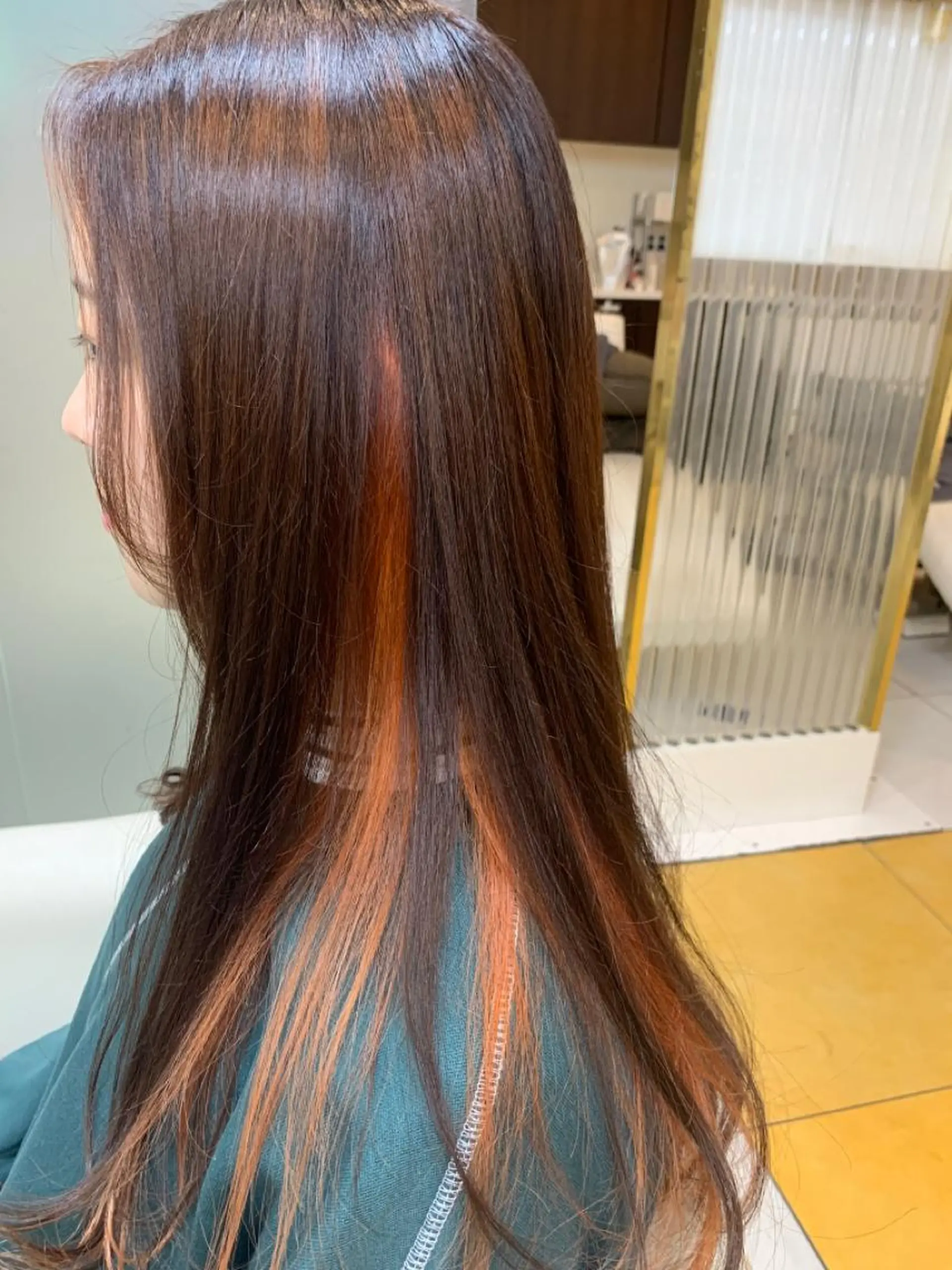 セミロング カラー インナーカラー オレンジ 柳川 玲也のヘアスタイル