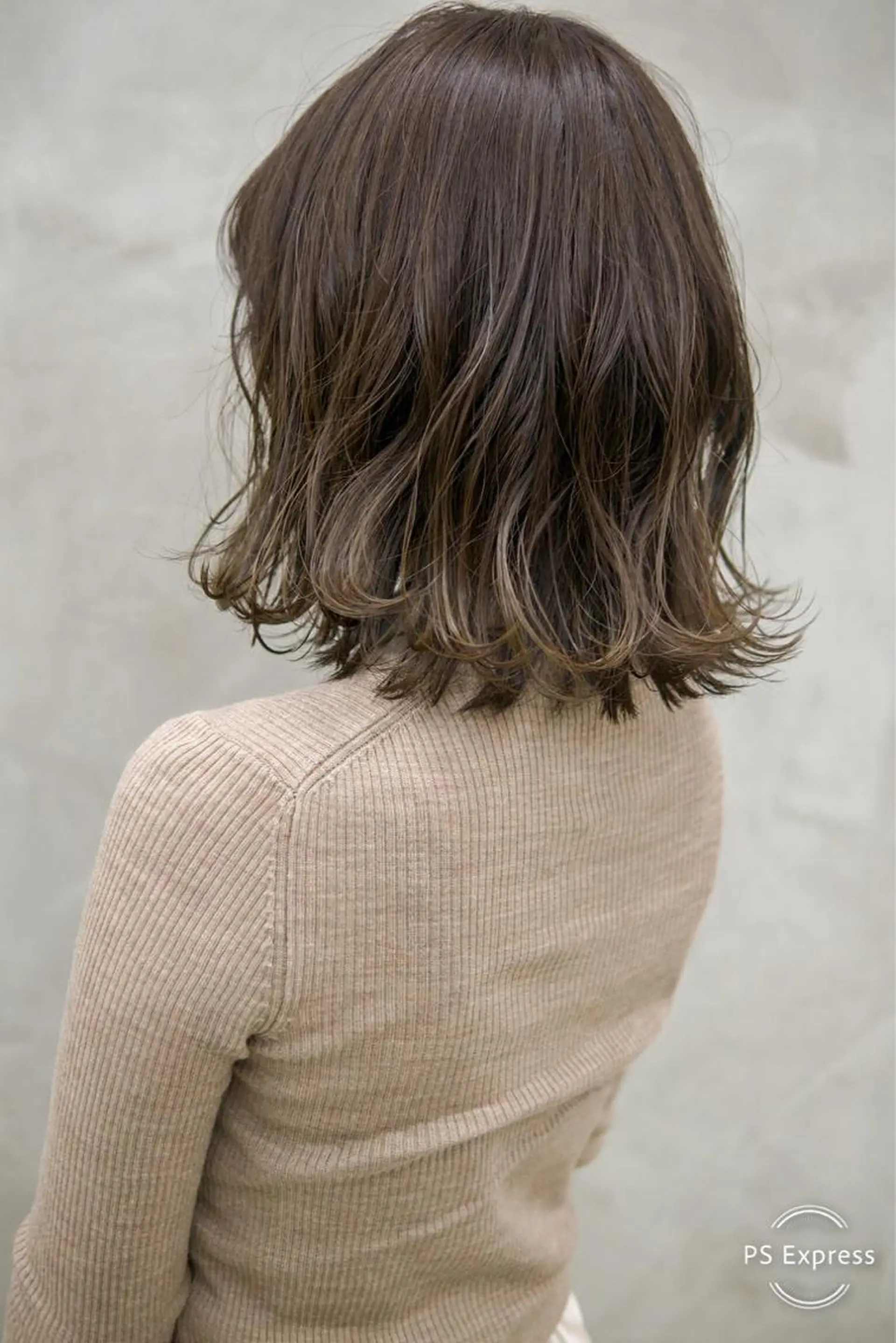 カラー 切りっぱなしボブ アッシュ ベージュカラー グラデーションカラー ボブ ヘッドスパ (女性限定)🍋モエのヘアスタイル