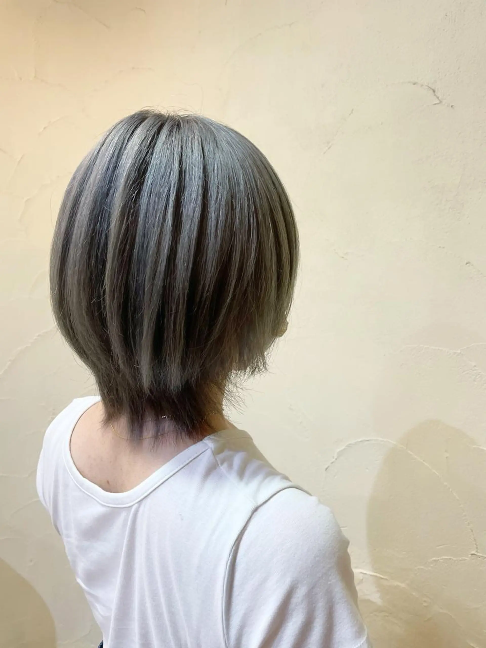 ショート カラー ブリーチ ボブ ショートヘア ウルフカット ウルフボブ カット ヘアカラー トリートメント 秋山 幸太のヘアスタイル