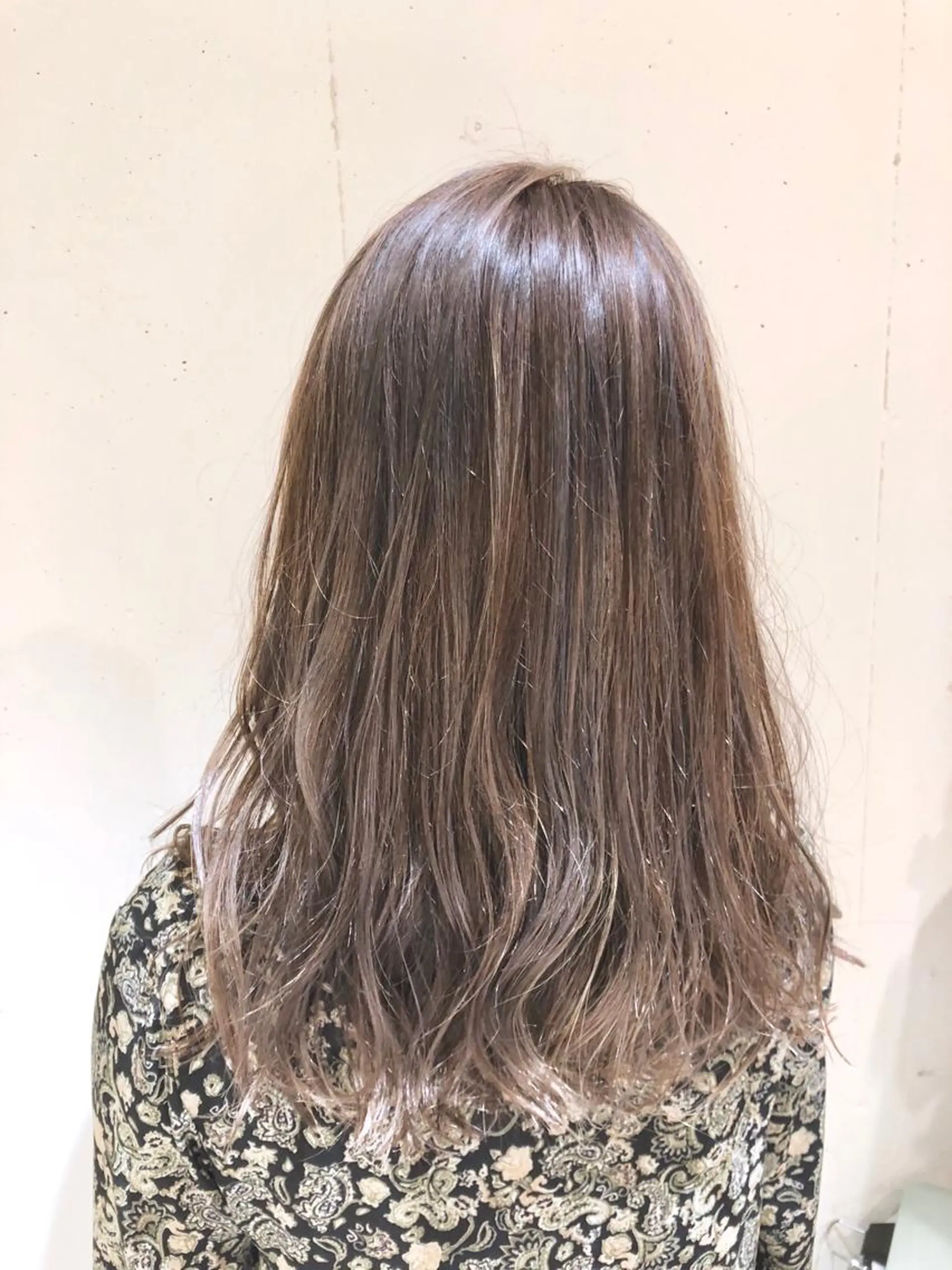 セミロング カラー パーマ ヘアアレンジ セミロングパーマ バレイヤージュ ベージュカラー 黒髪 フォギーベージュ 【ツヤ髪美容師】 ツダケイスケのヘアスタイル