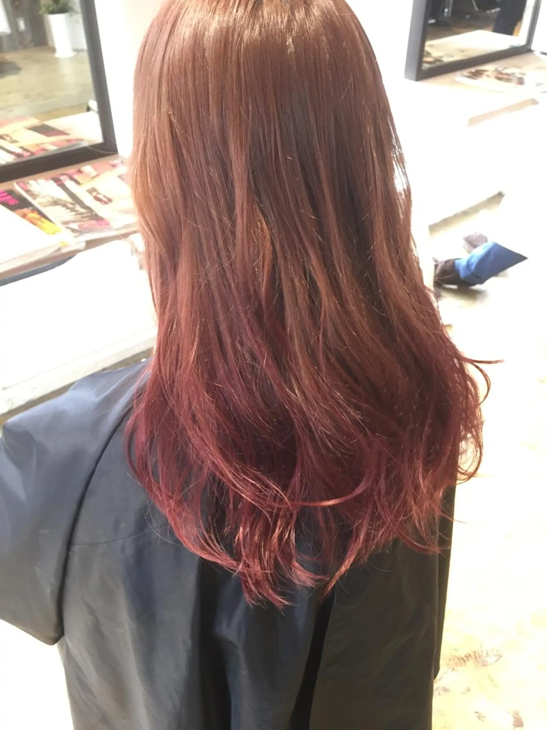 セミロング ロング カラー パーマ グラデーションカラー ピンクカラー メンズハイトーン メンズバレイヤージュのヘアスタイル