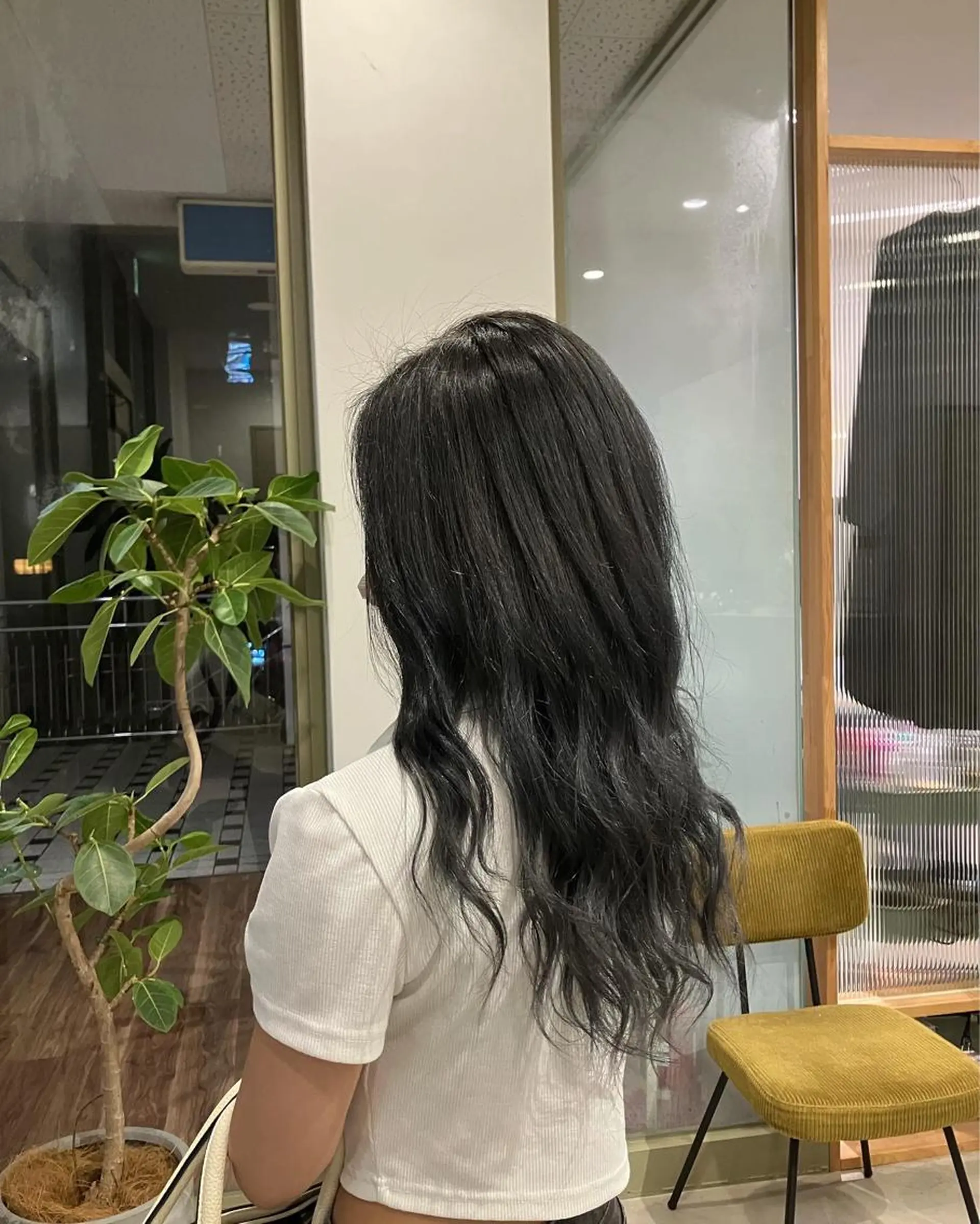 ロング アッシュ 平松 里穗のヘアスタイル
