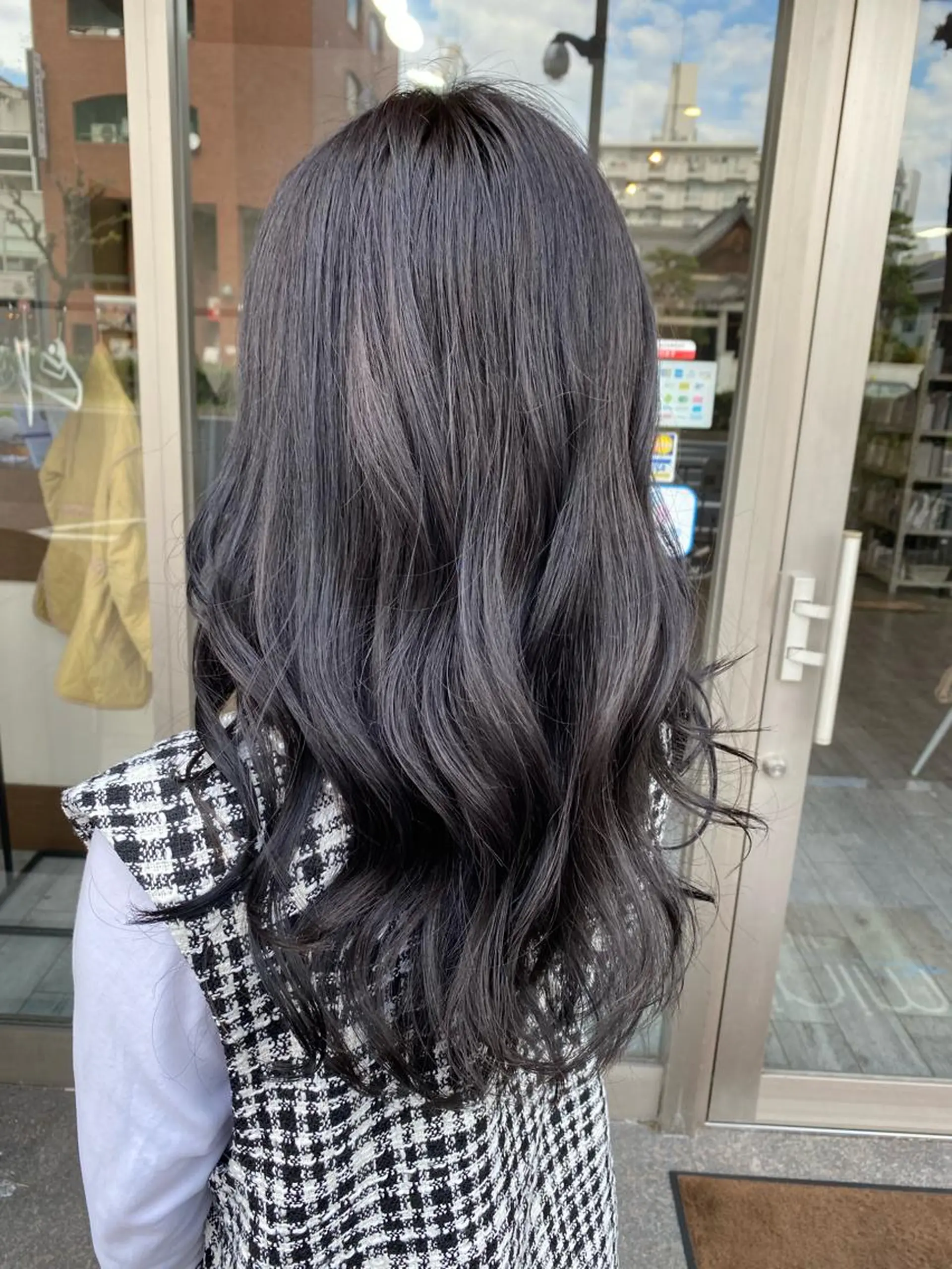 ロング カラー 黒髪 グレーブラック ヘアカラー トリートメント 日比 貴大/ minim hairのヘアスタイル