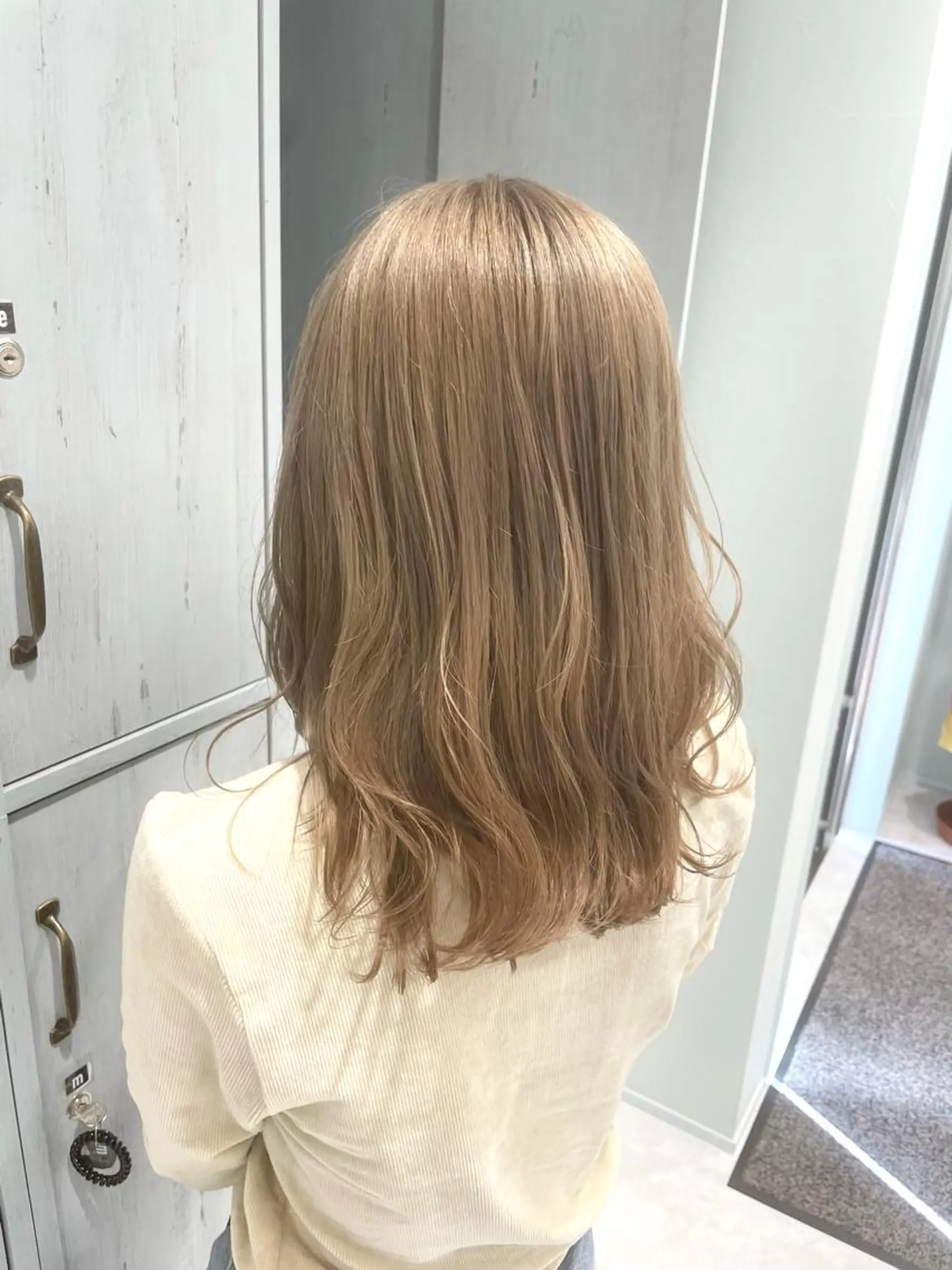 セミロング カラー ベージュカラー ブリーチ ケアブリーチ ミルクティーベージュ 田島 仁美のヘアスタイル