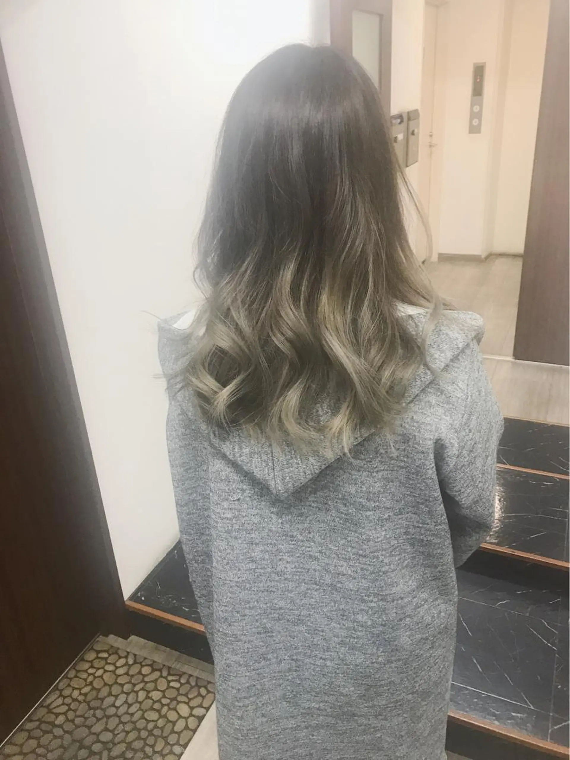 ロング カラー グラデーションカラー ヤナ マネージャーのヘアスタイル