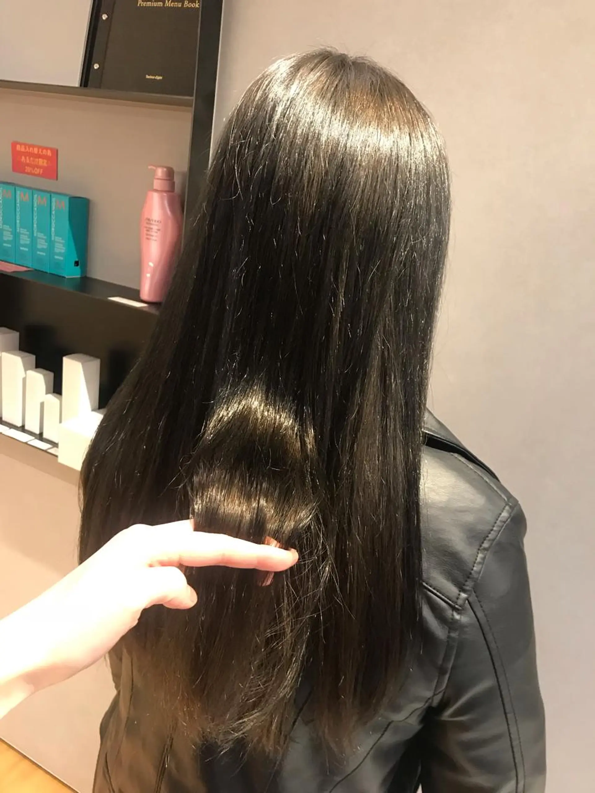 ロング カラー ブリーチ グレージュ トリートメント 土佐 優奈のヘアスタイル