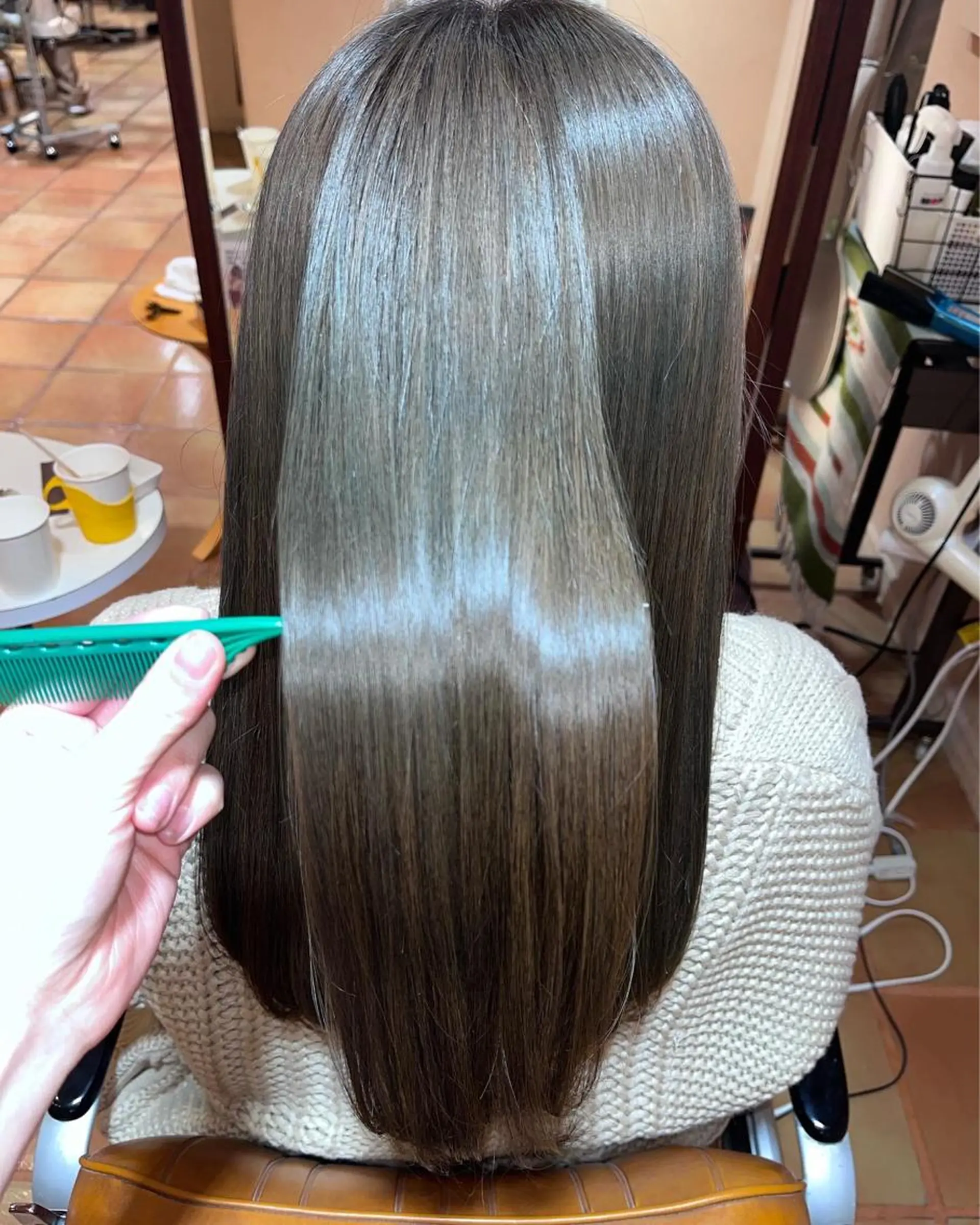 ロング カラー ベージュカラー オリーブベージュ 縮毛矯正 遠藤 乙夏のヘアスタイル