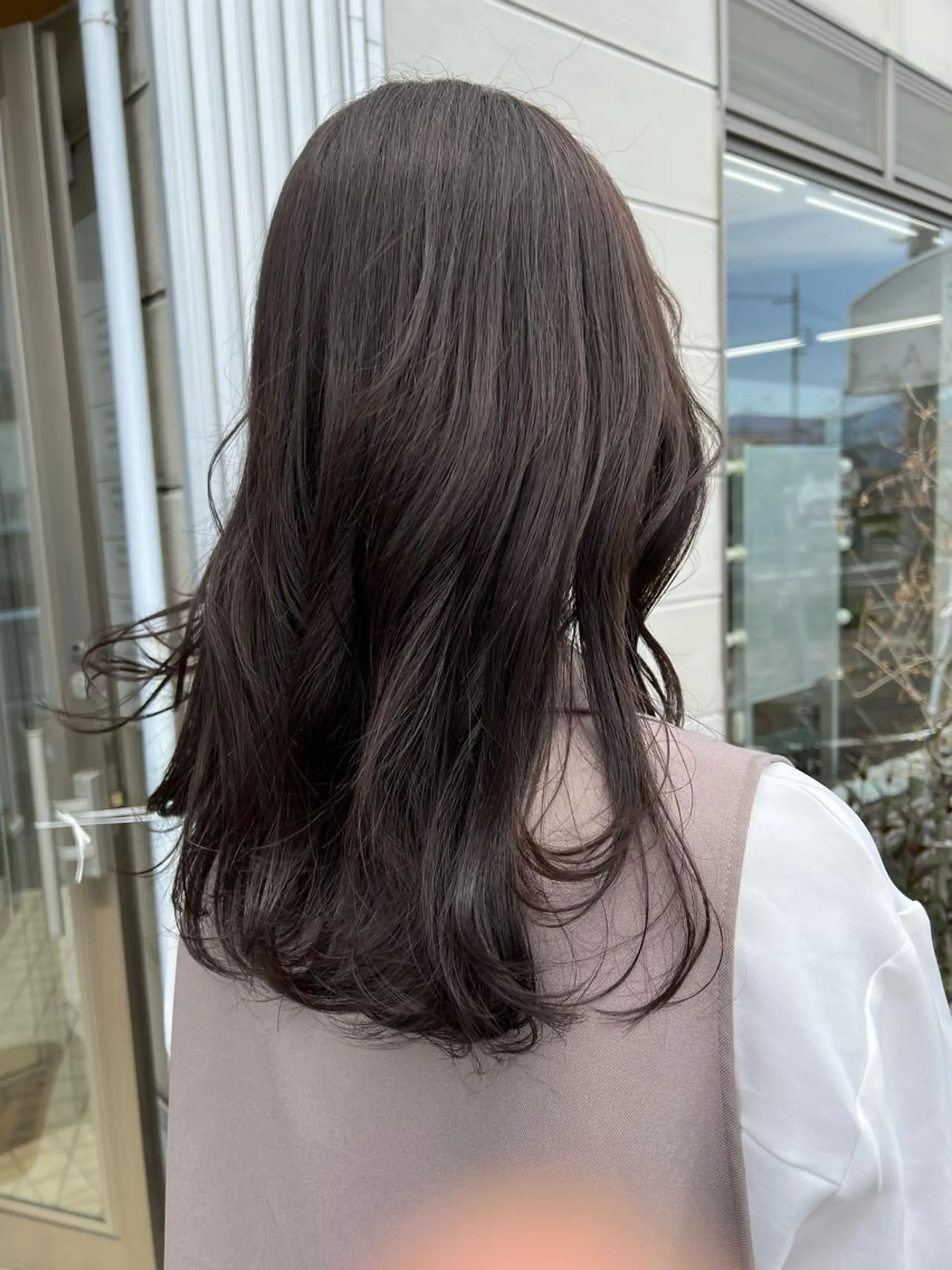 セミロング カラー グレージュ 石倉 真のヘアスタイル