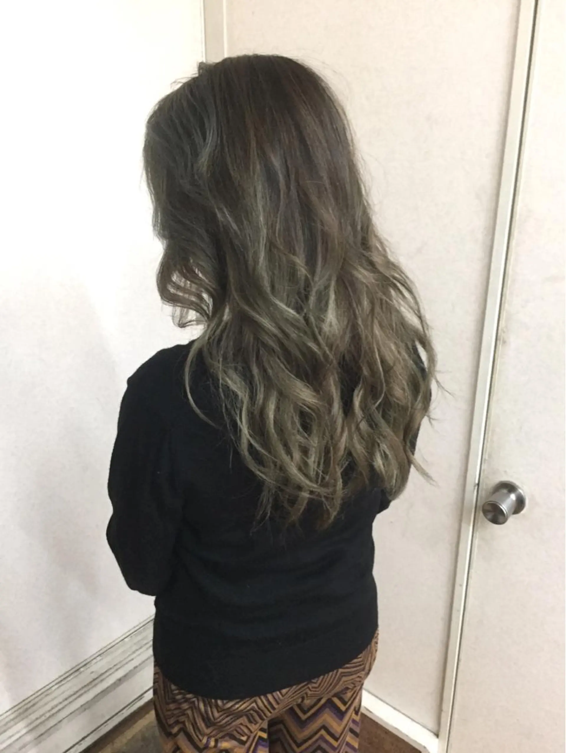 ロング カラー パーマ バレイヤージュ グレージュ レイヤーカット ヘアカラー 三輪 太一のヘアスタイル