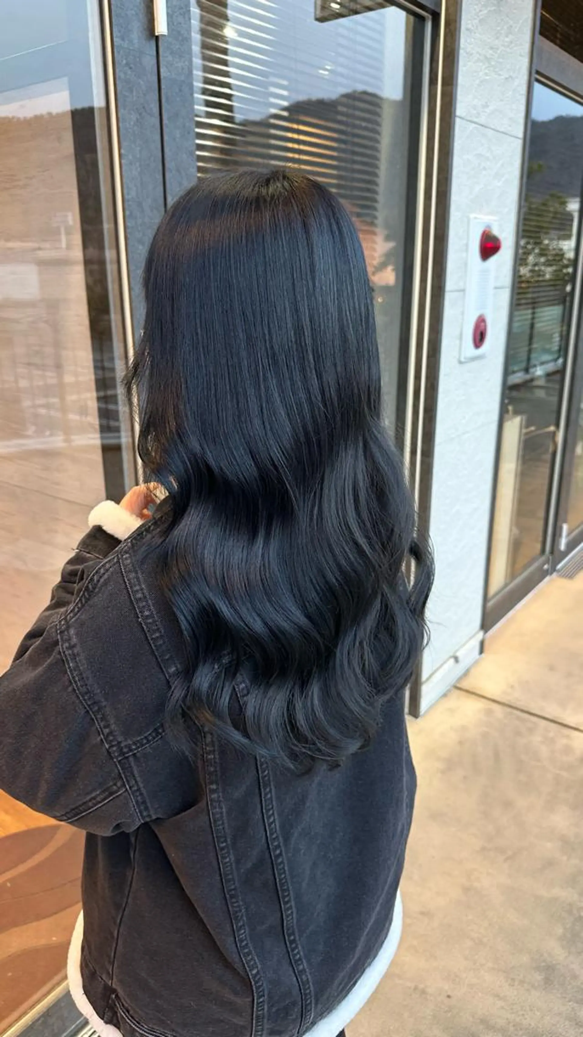 ロング カラー 黒髪 ブルーカラー ブルーブラック ヘアカラー トリートメント 鵜飼 真伍のヘアスタイル