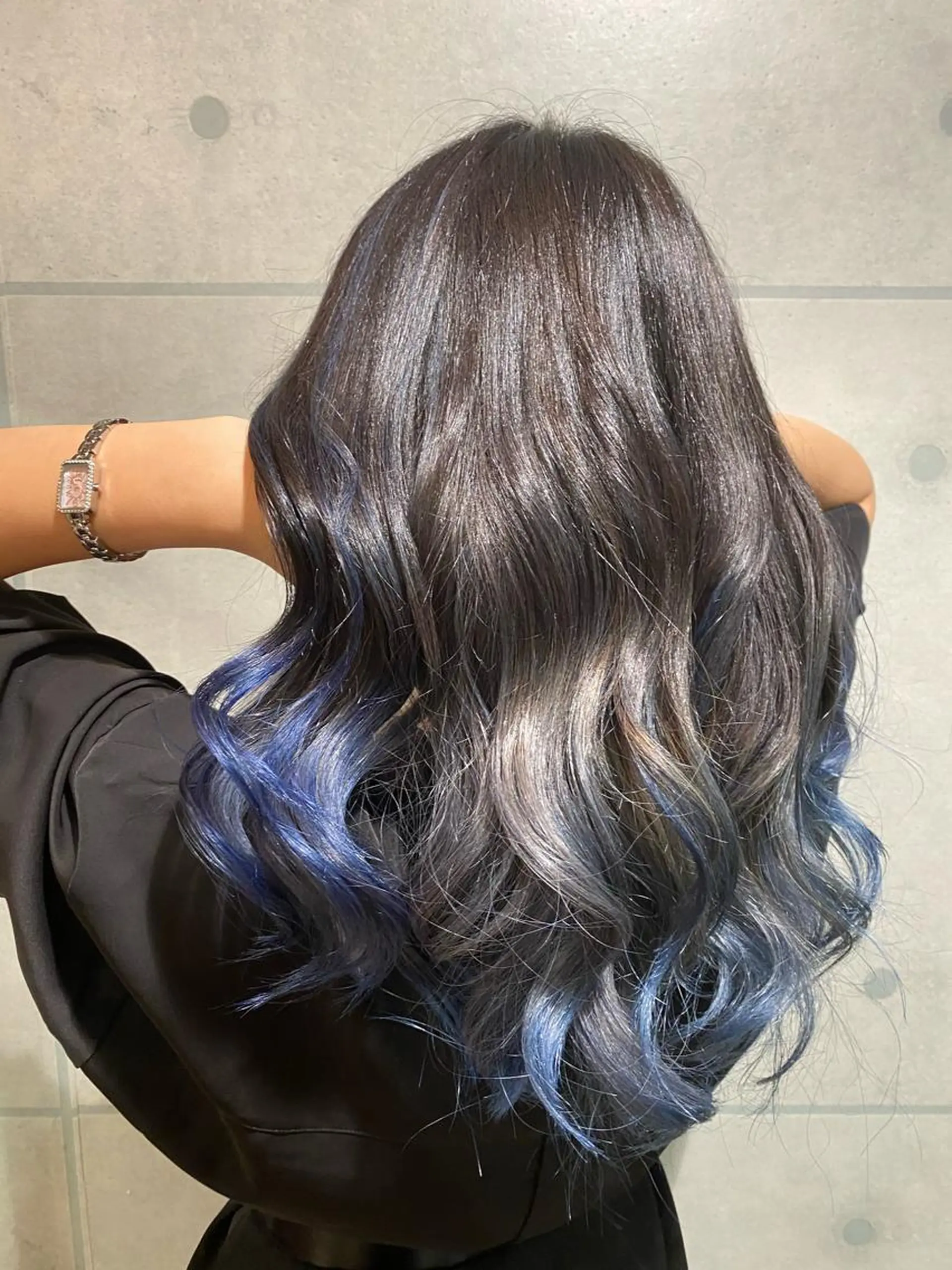 セミロング カラー 黒髪 ブリーチ ブルーカラー ブルーブラック ハイライトカラー カラー専門美容師🫧 舘田千乃🫧のヘアスタイル