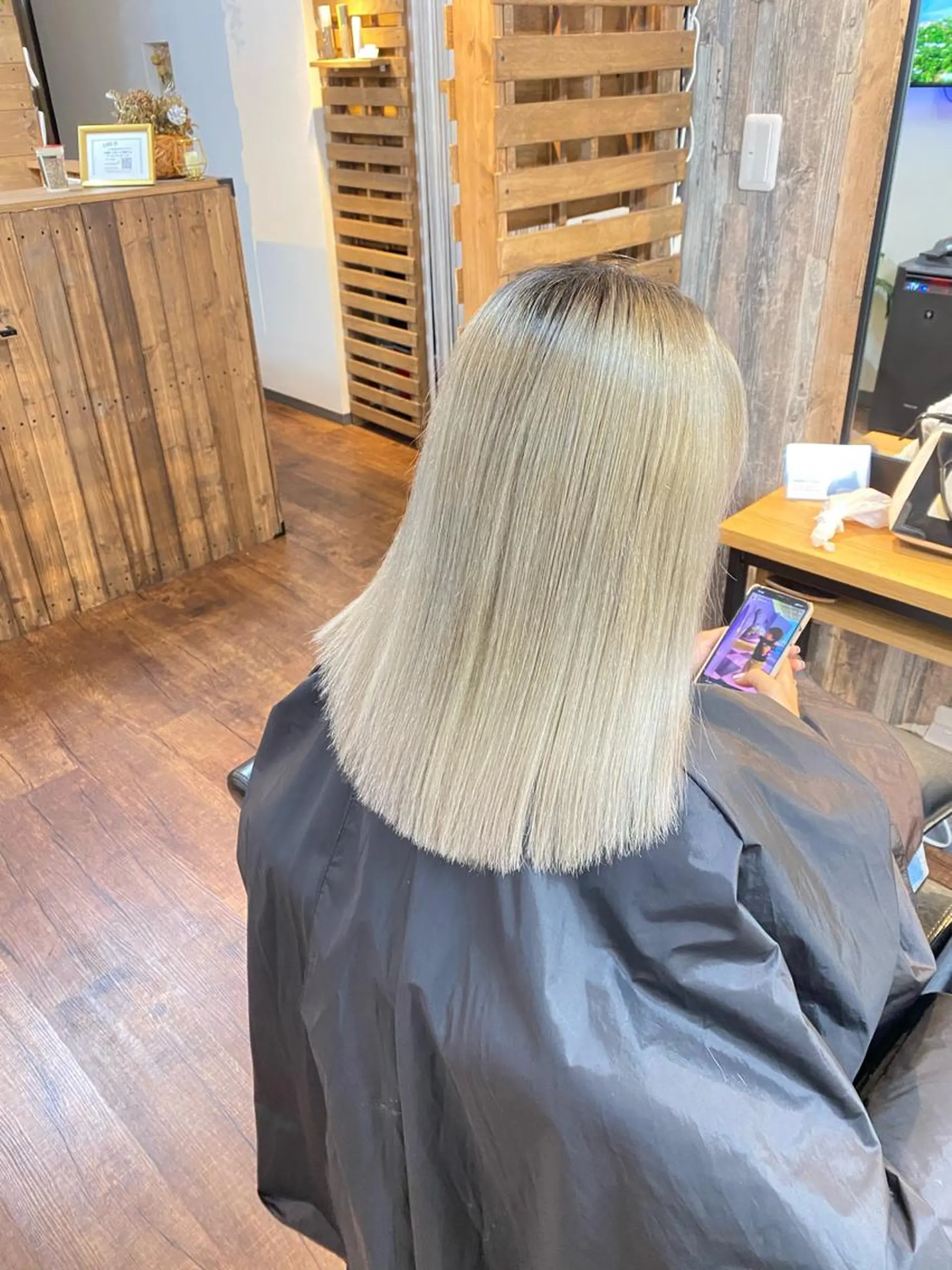 ミディアム カラー ブリーチ ブロンド ホワイトブロンド カット ヘアカラー トリートメント Luzir⭐︎ GEN⭐︎のヘアスタイル