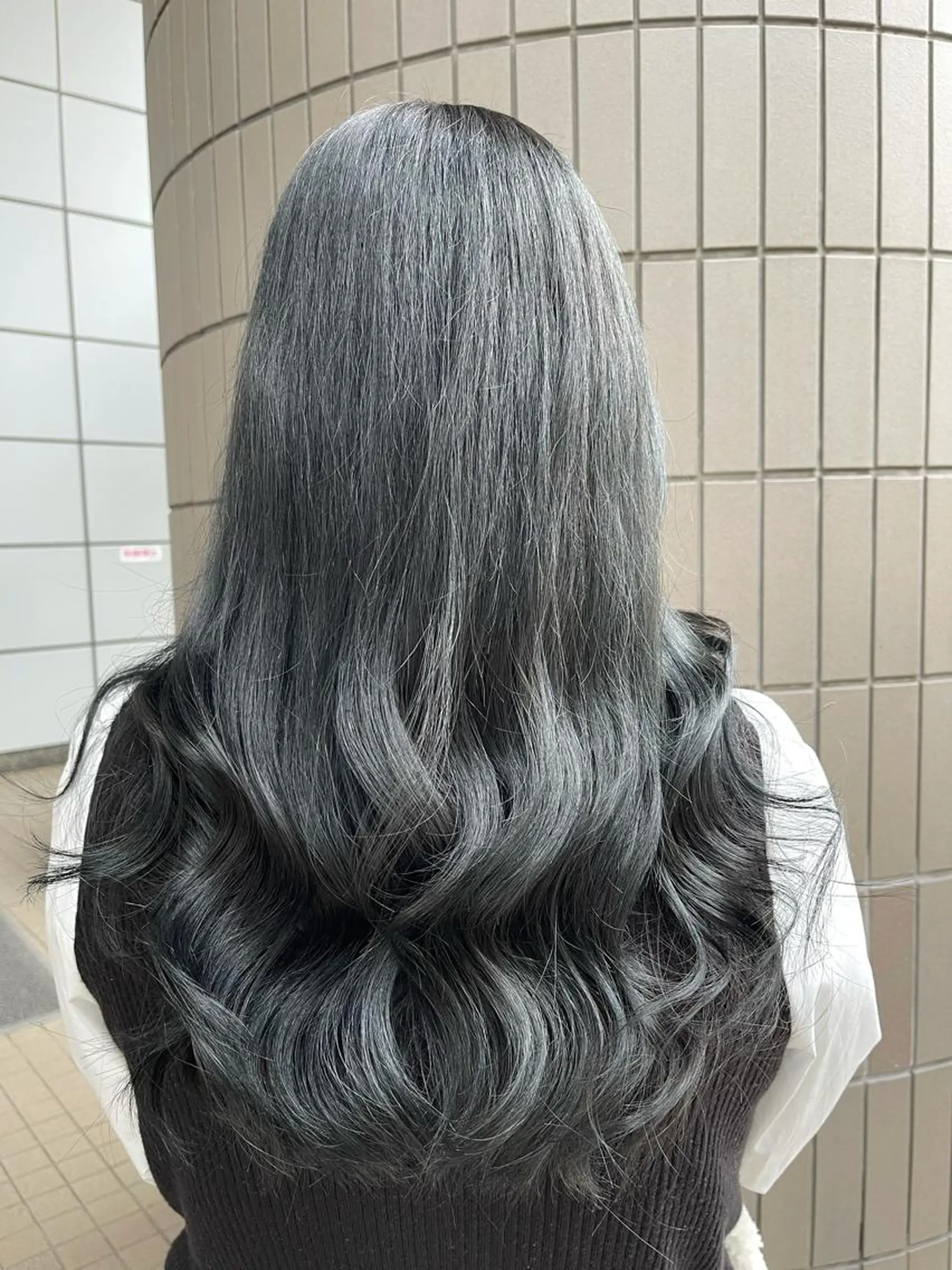 ロング カラー アッシュ ダークグレー カット ヘアカラー トリートメント Zina天王寺 CHIAKIのヘアスタイル