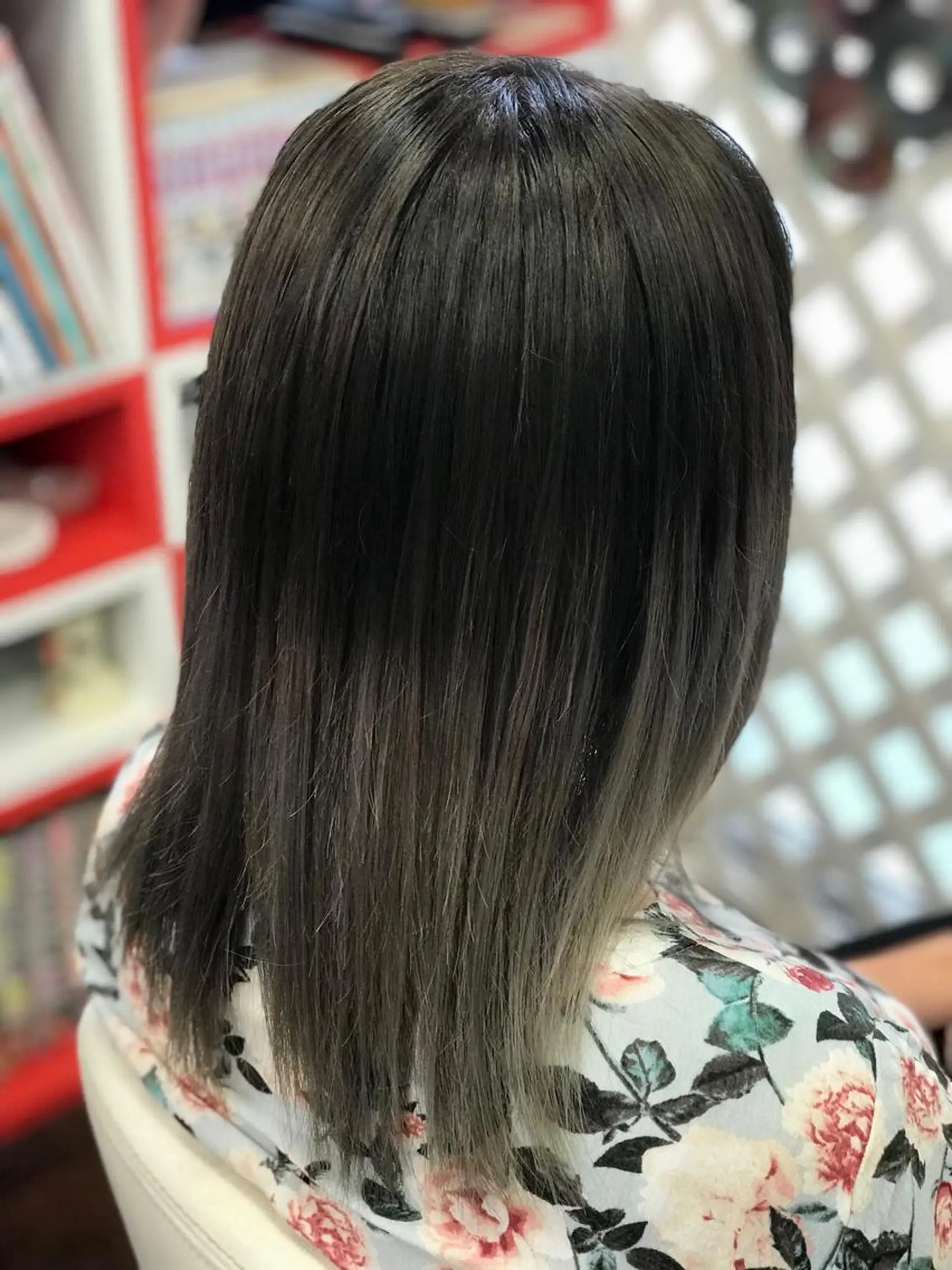 セミロング カラー 岩谷/ブリーチ 🪽透明感カラーのヘアスタイル